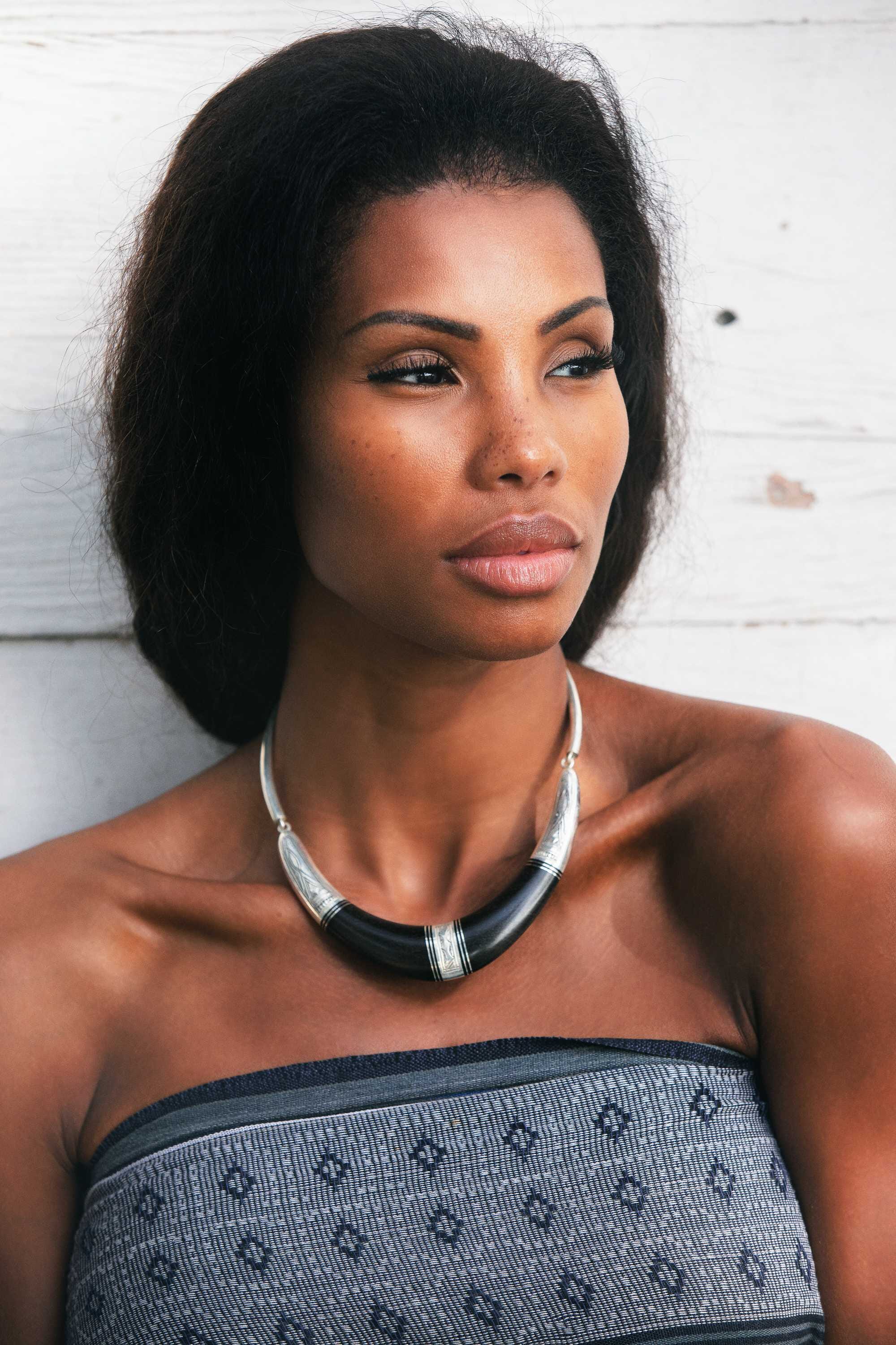 Collar Tuareg de plata de ley 925, ébano y cuero