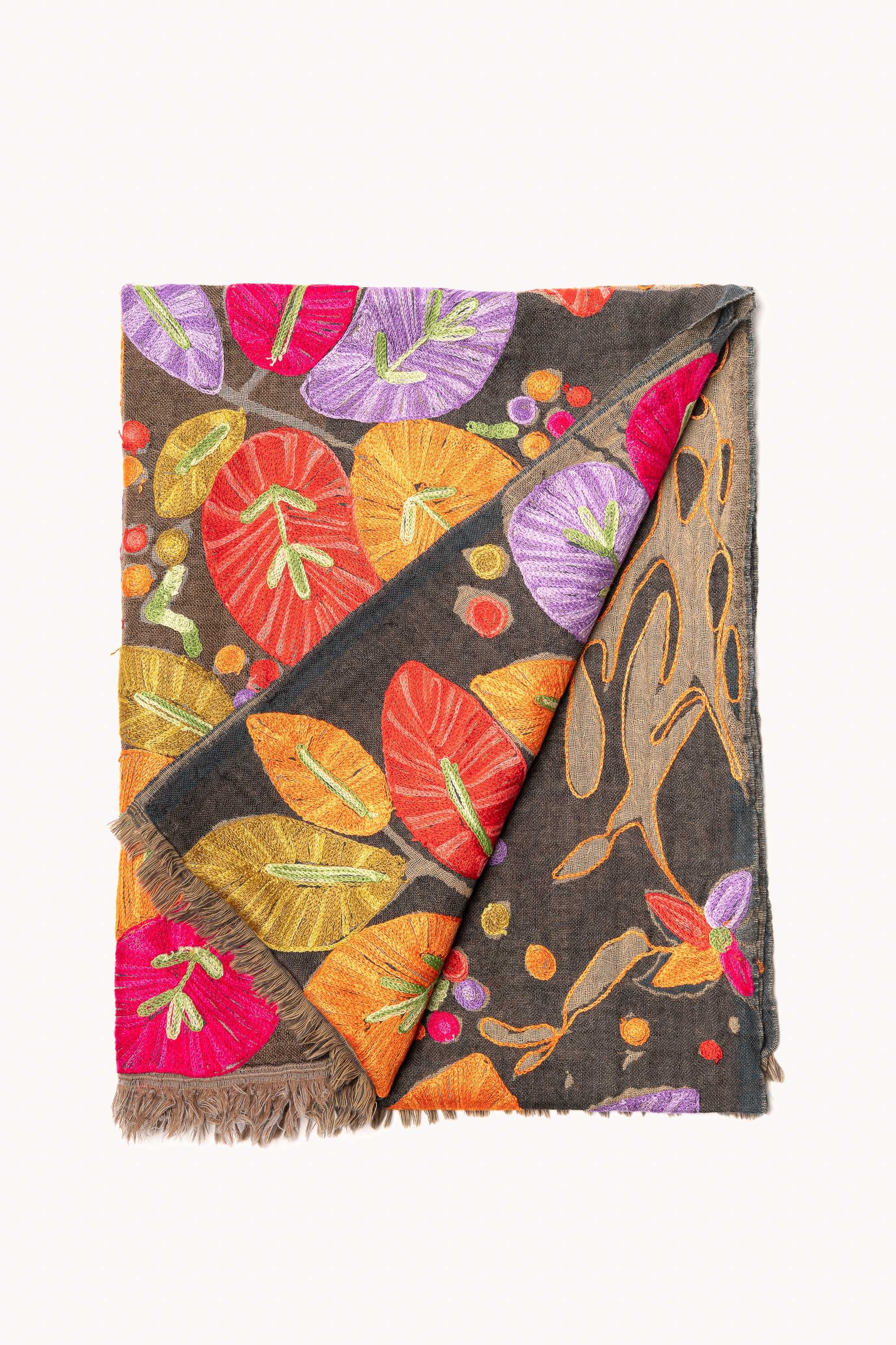 Chal en lana bordado