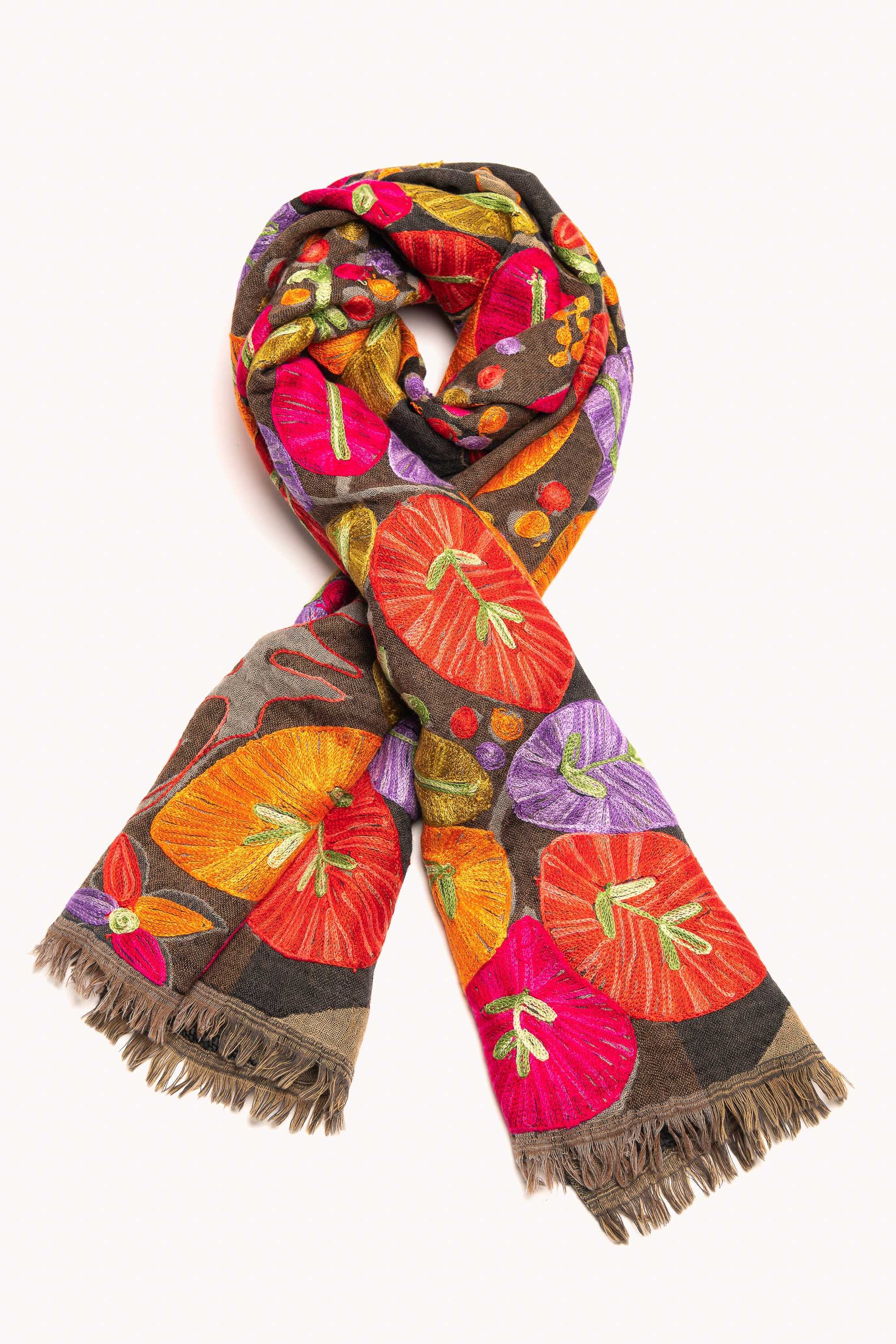 Chal en lana bordado