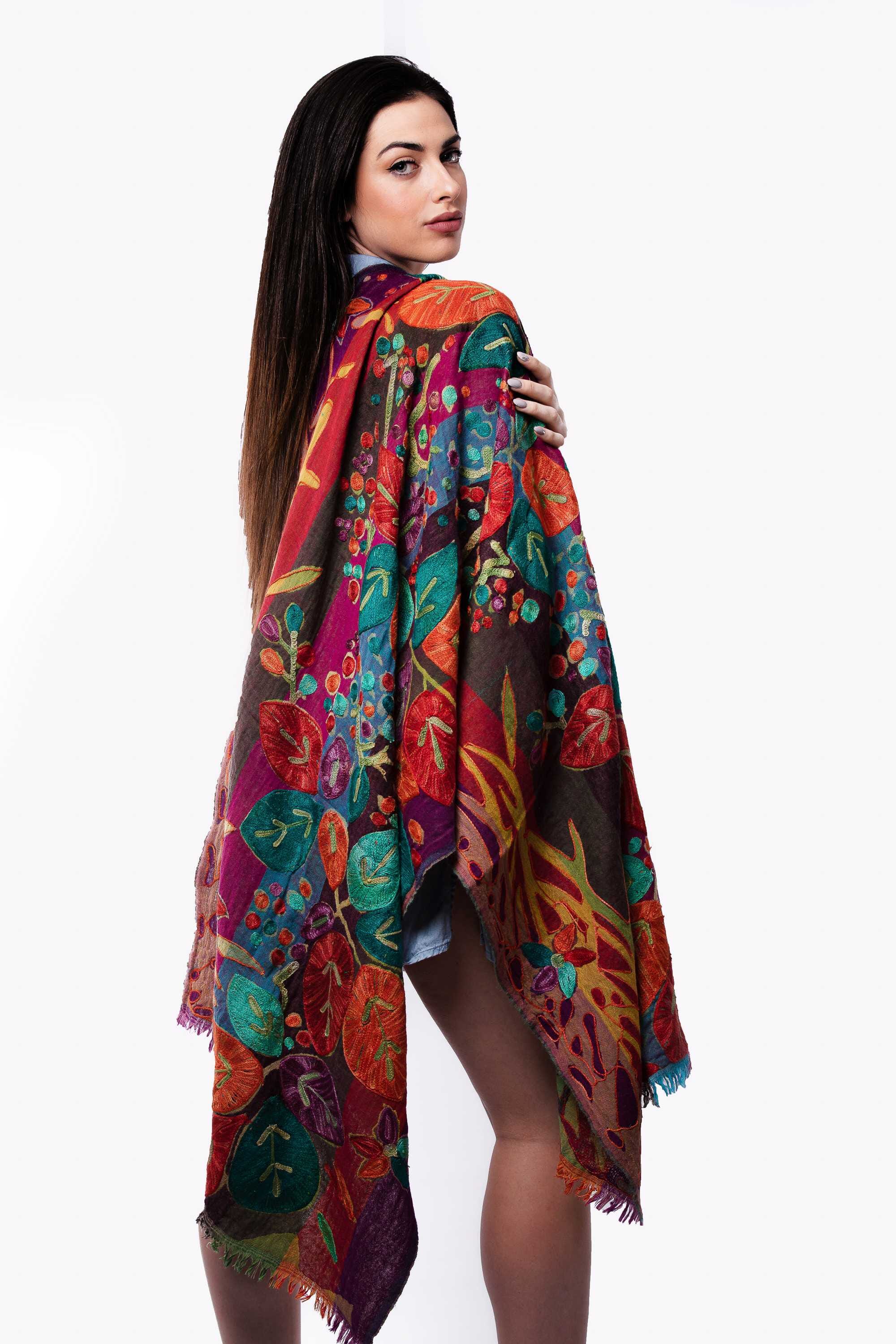 Chal en lana bordado