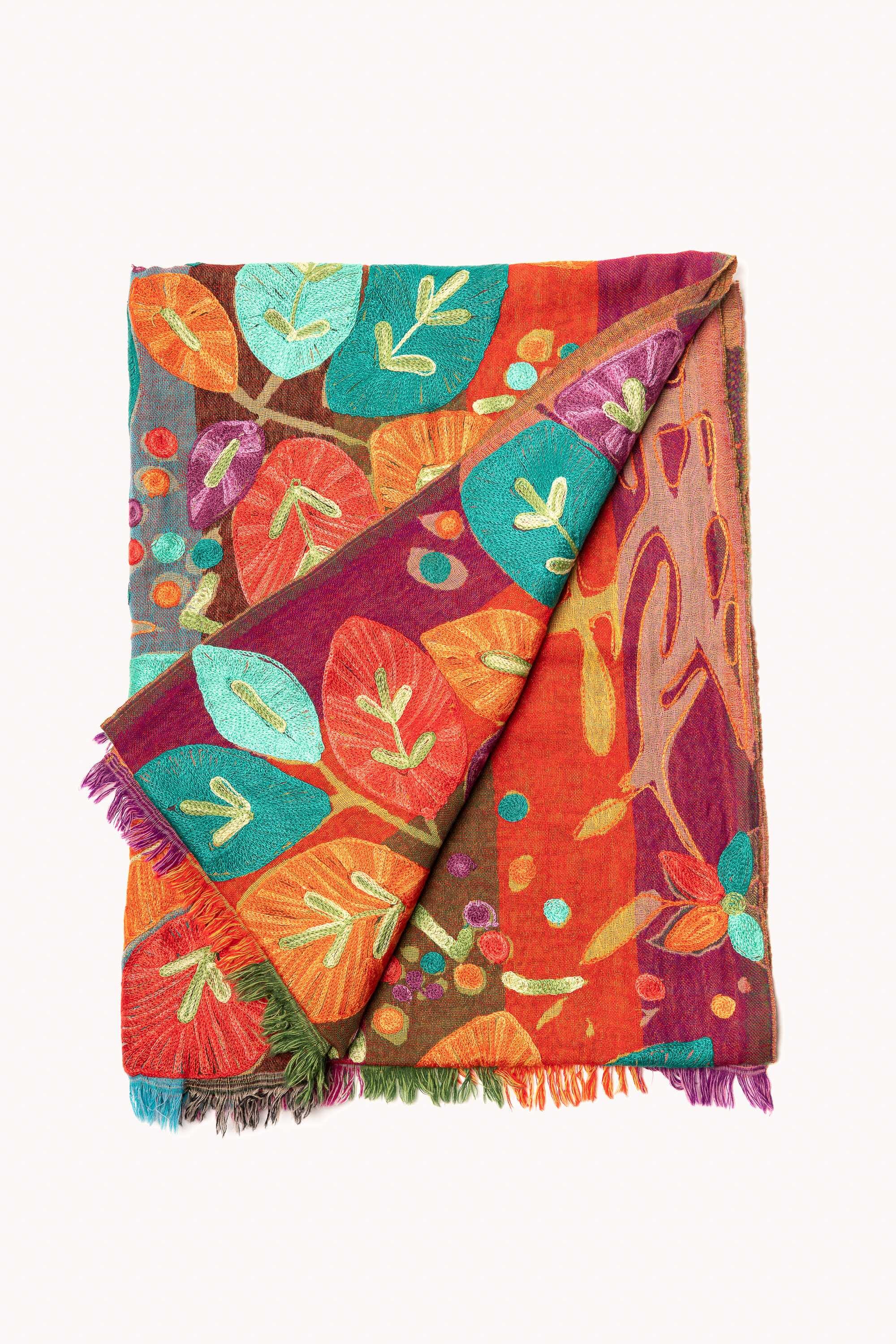 Chal en lana bordado