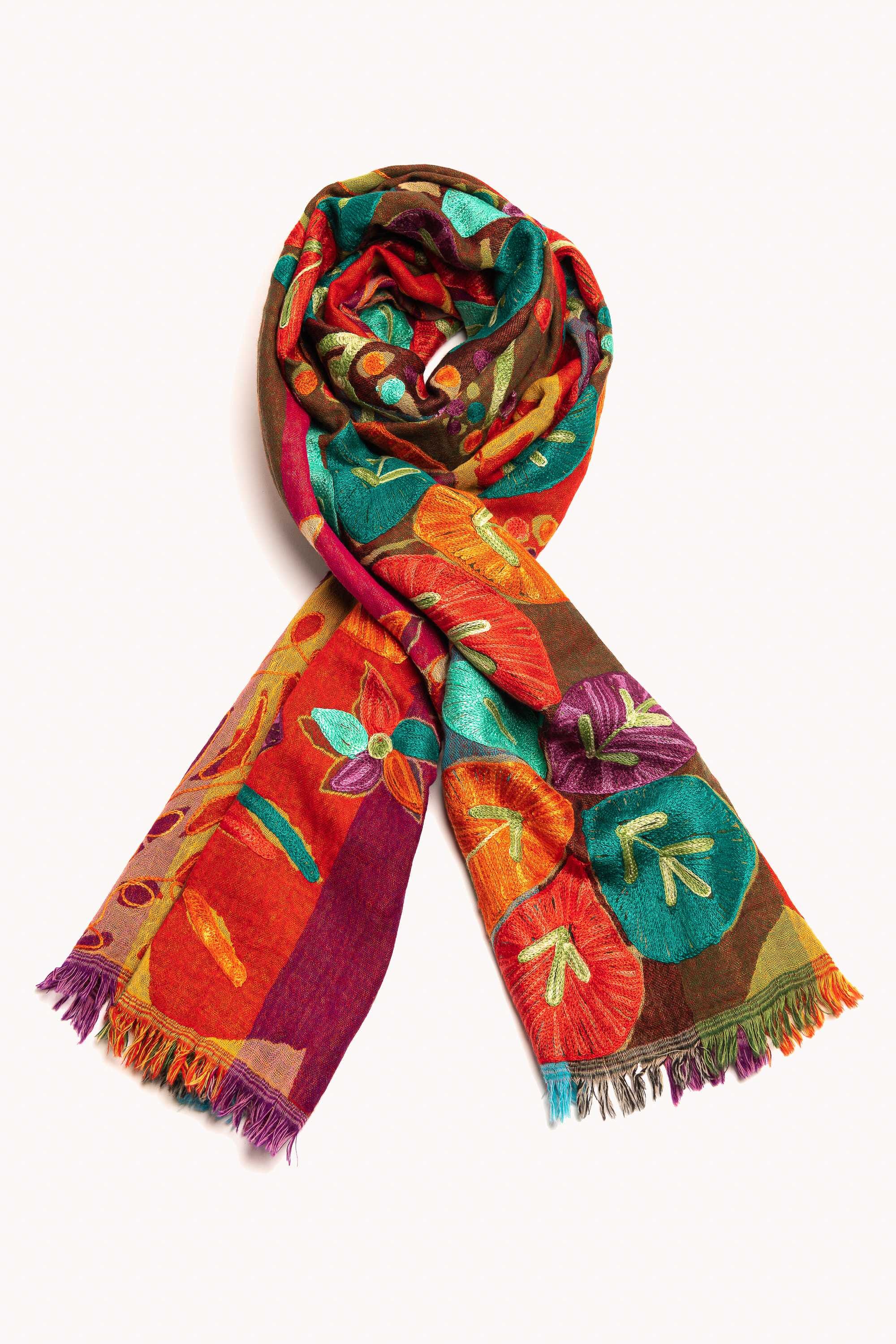 Chal en lana bordado