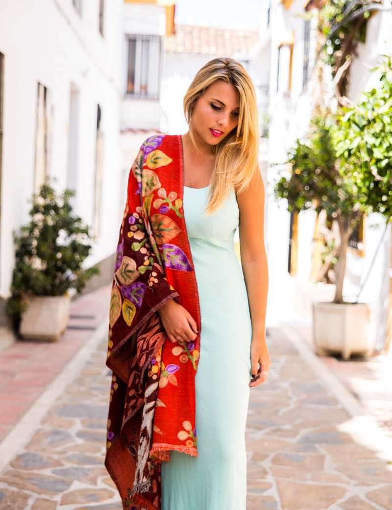 Chal en lana bordado