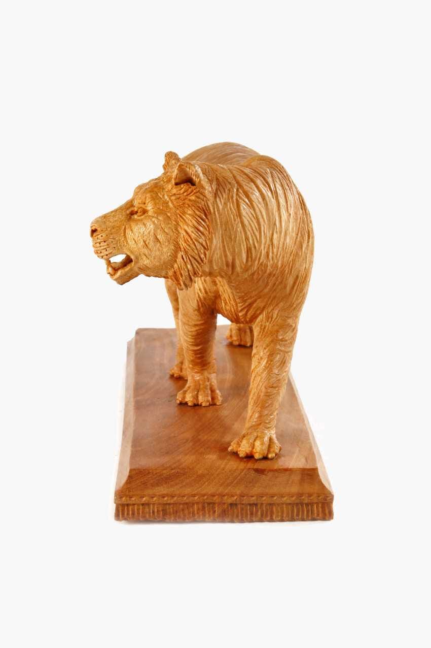 Tigre tallado en madera de cedro