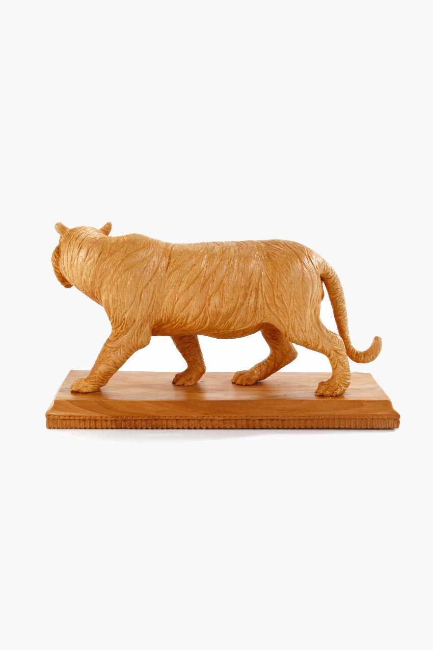 Tigre tallado en madera de cedro