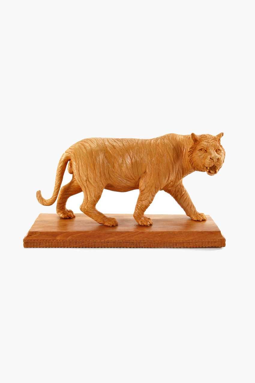Tigre tallado en madera de cedro