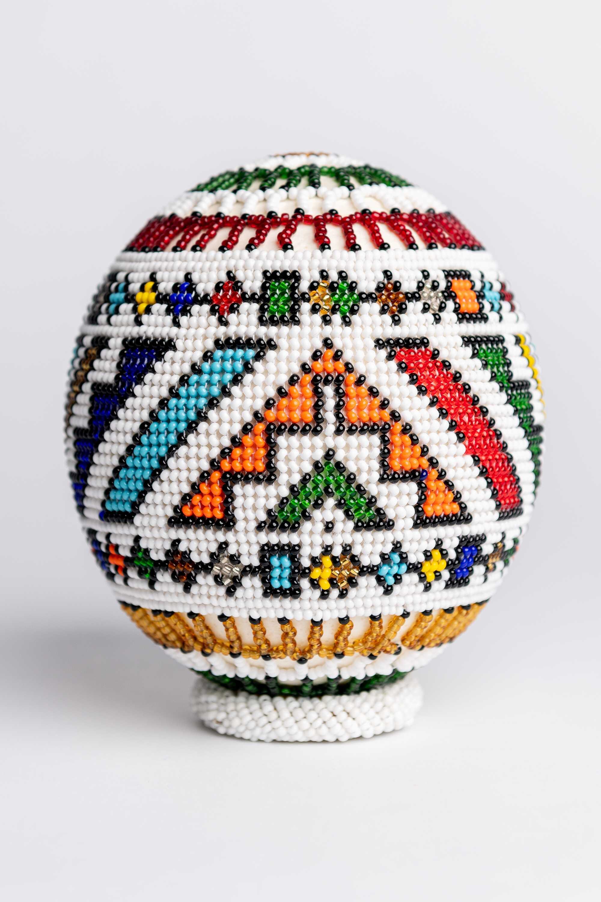 Huevo de avestruz con abalorios