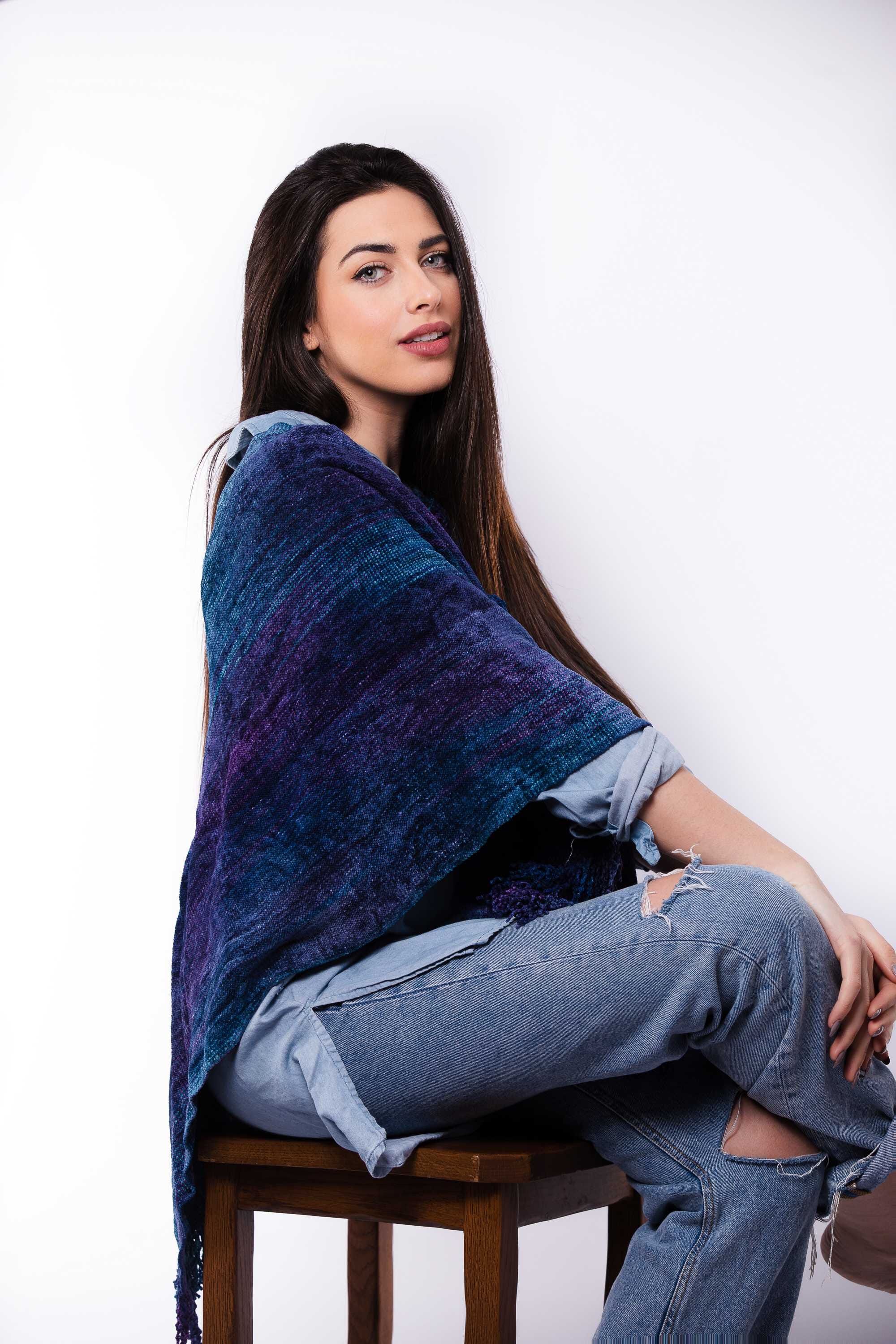 Poncho de bambú tejido en telar manual