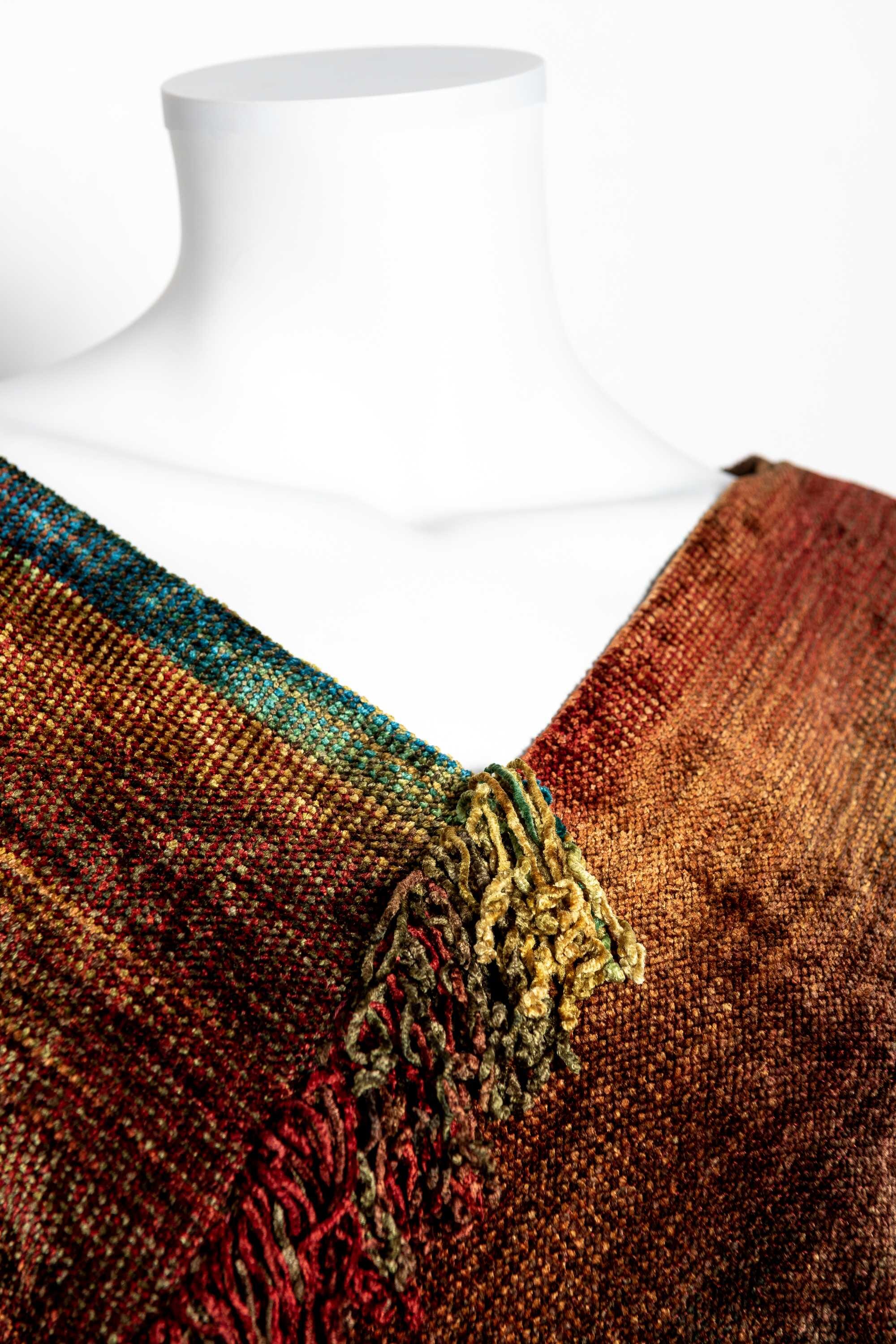 Poncho de bambú tejido en telar manual