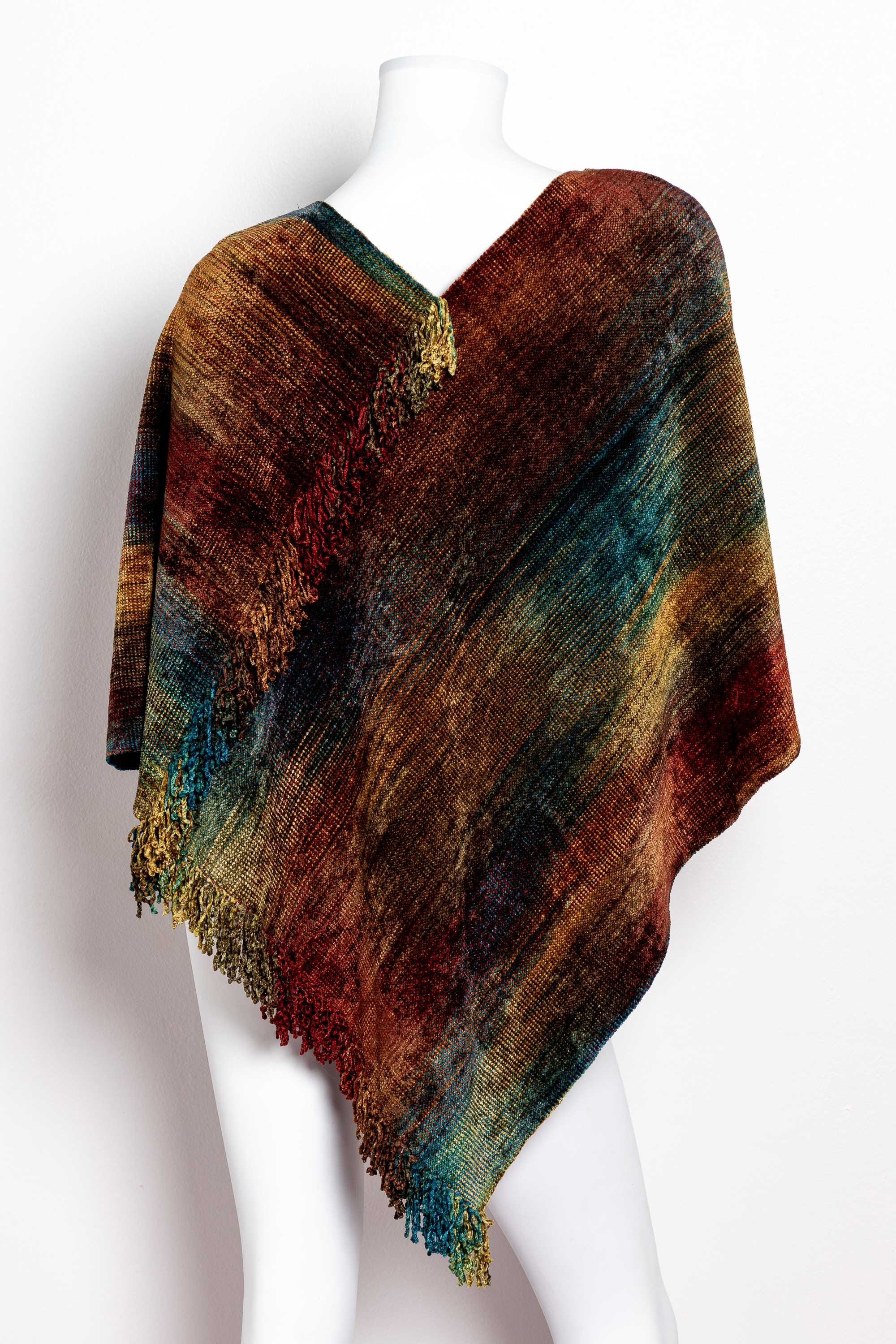 Poncho de bambú tejido en telar manual