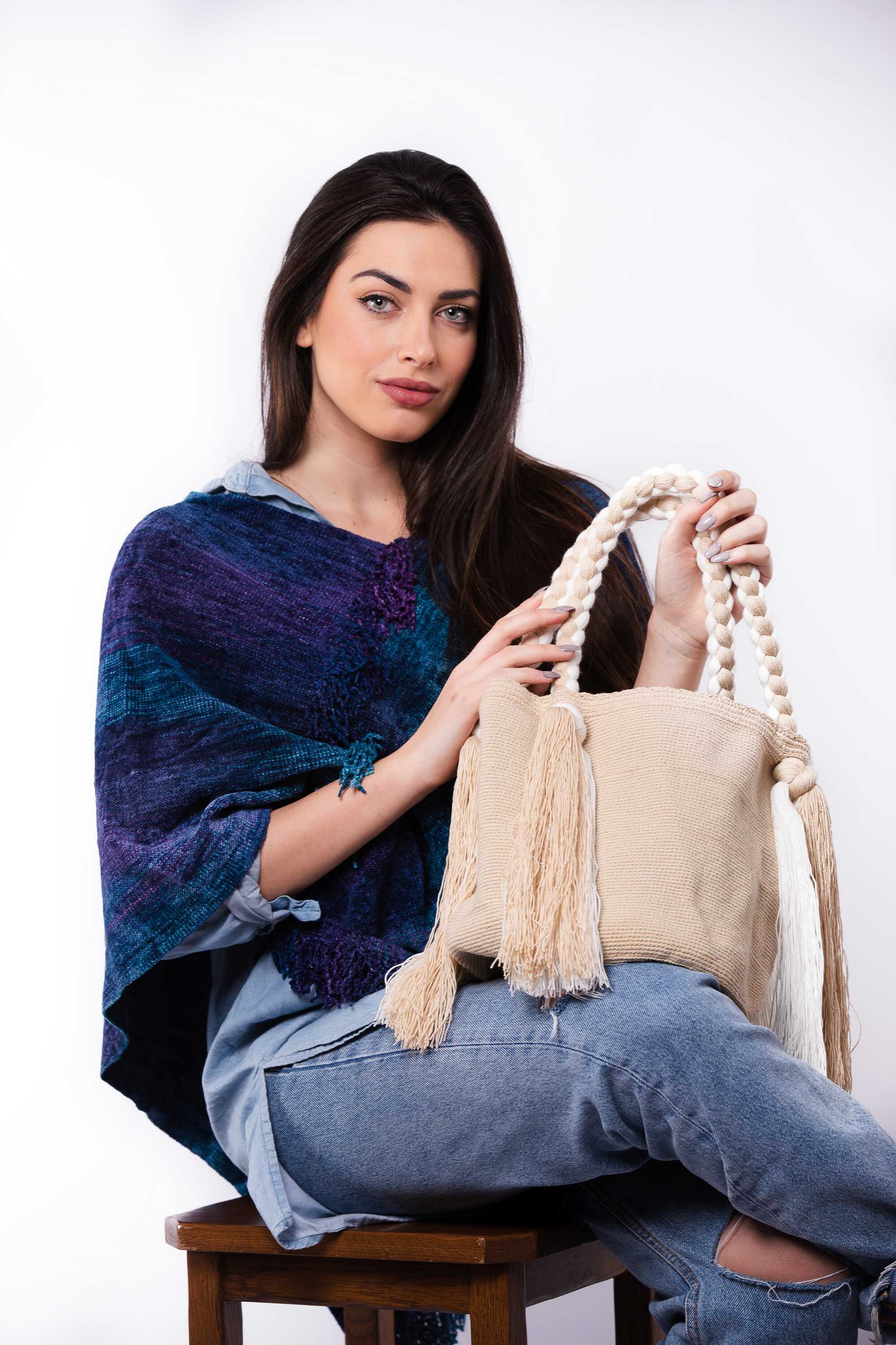 Poncho de bambú tejido en telar manual