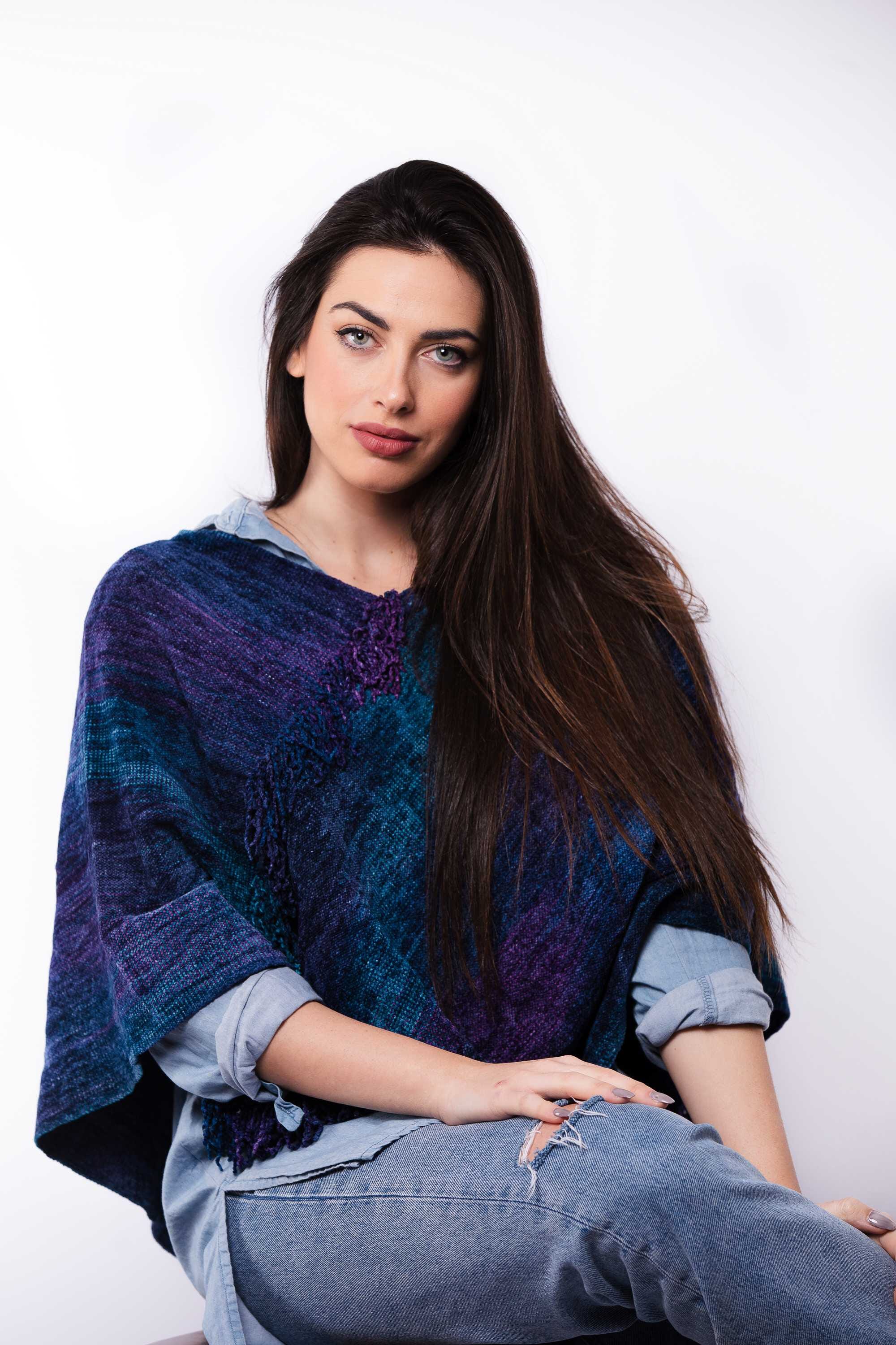 Poncho de bambú tejido en telar manual