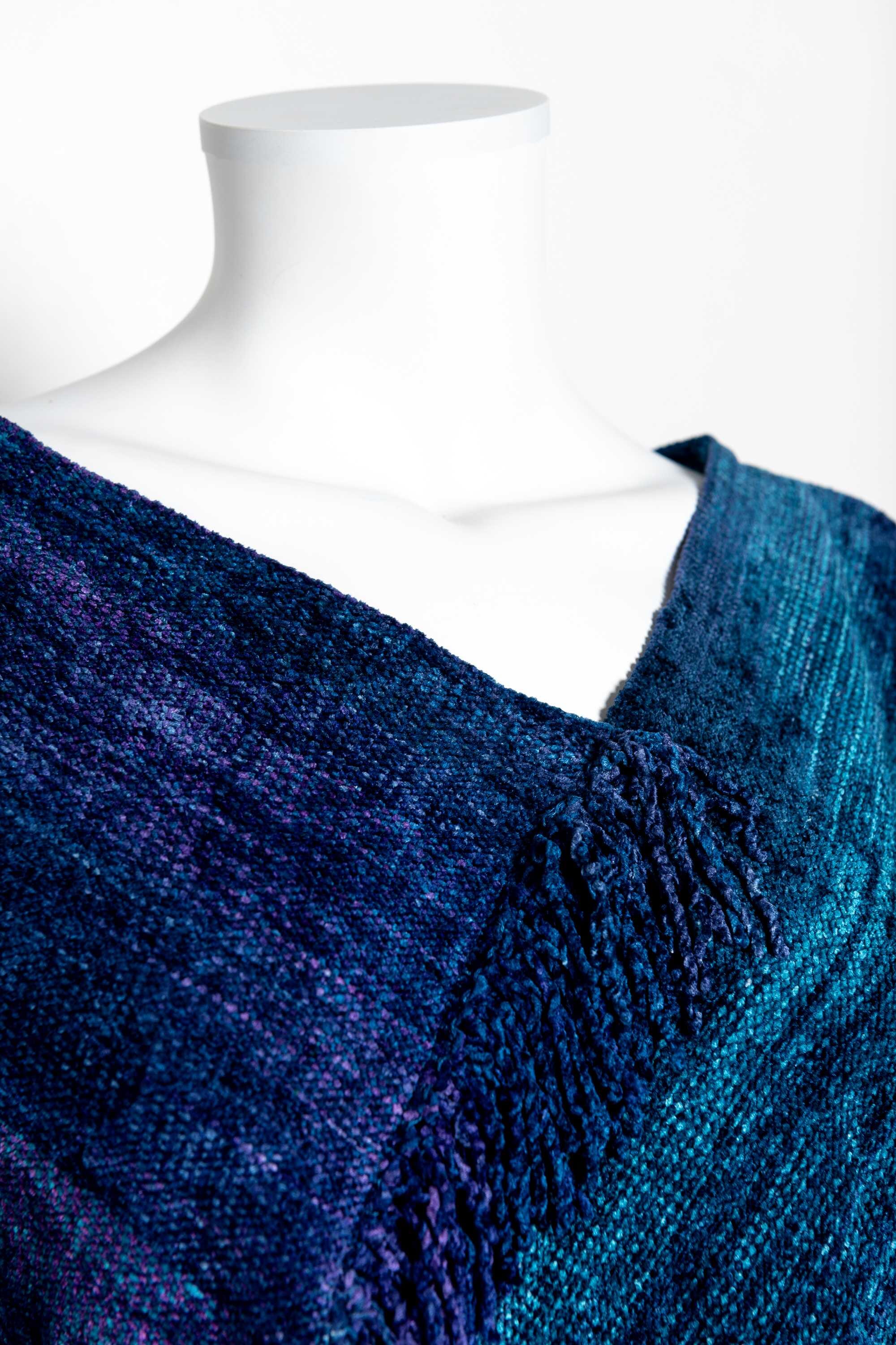 Poncho de bambú tejido en telar manual