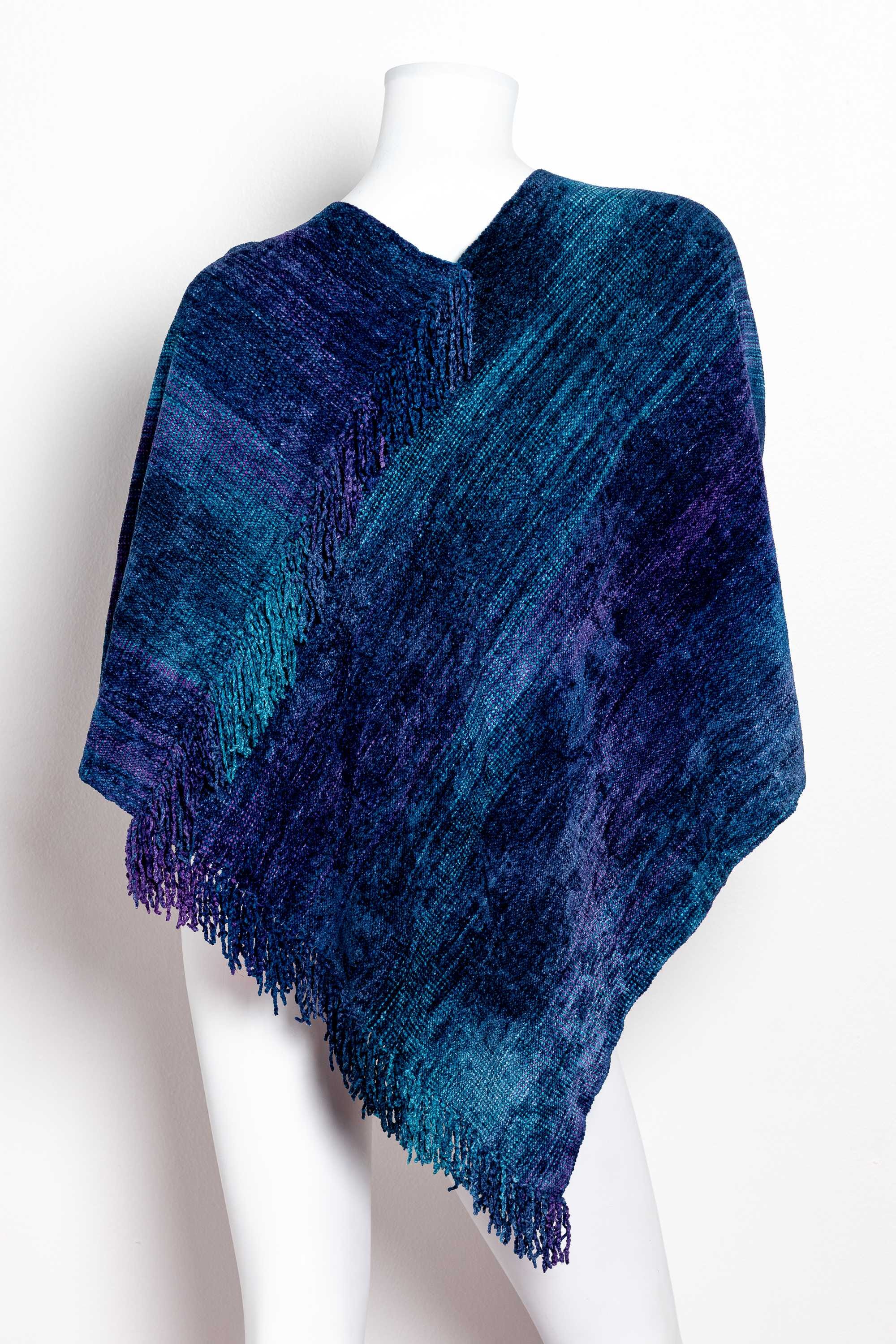 Poncho de bambú tejido en telar manual