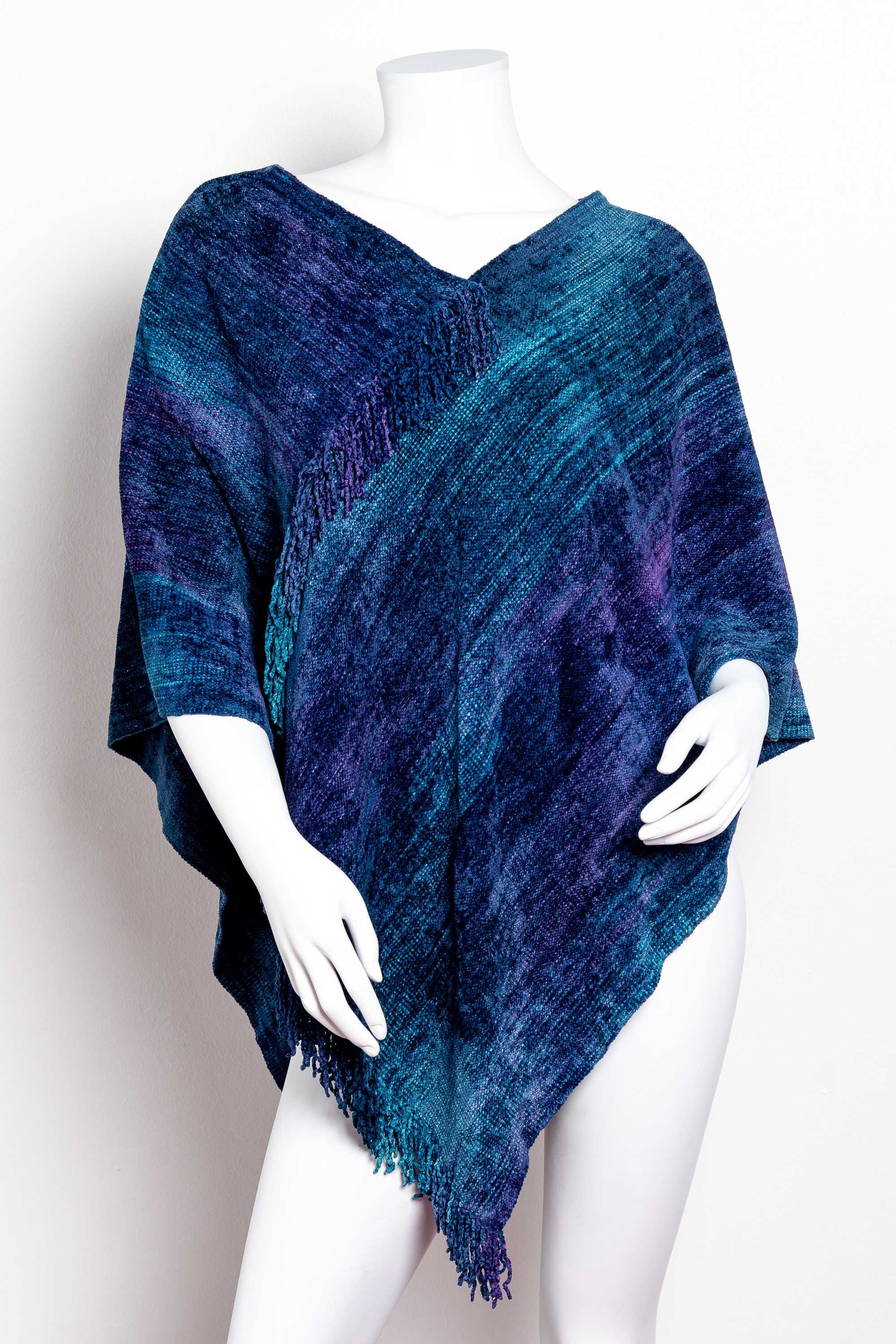 Poncho de bambú tejido en telar manual