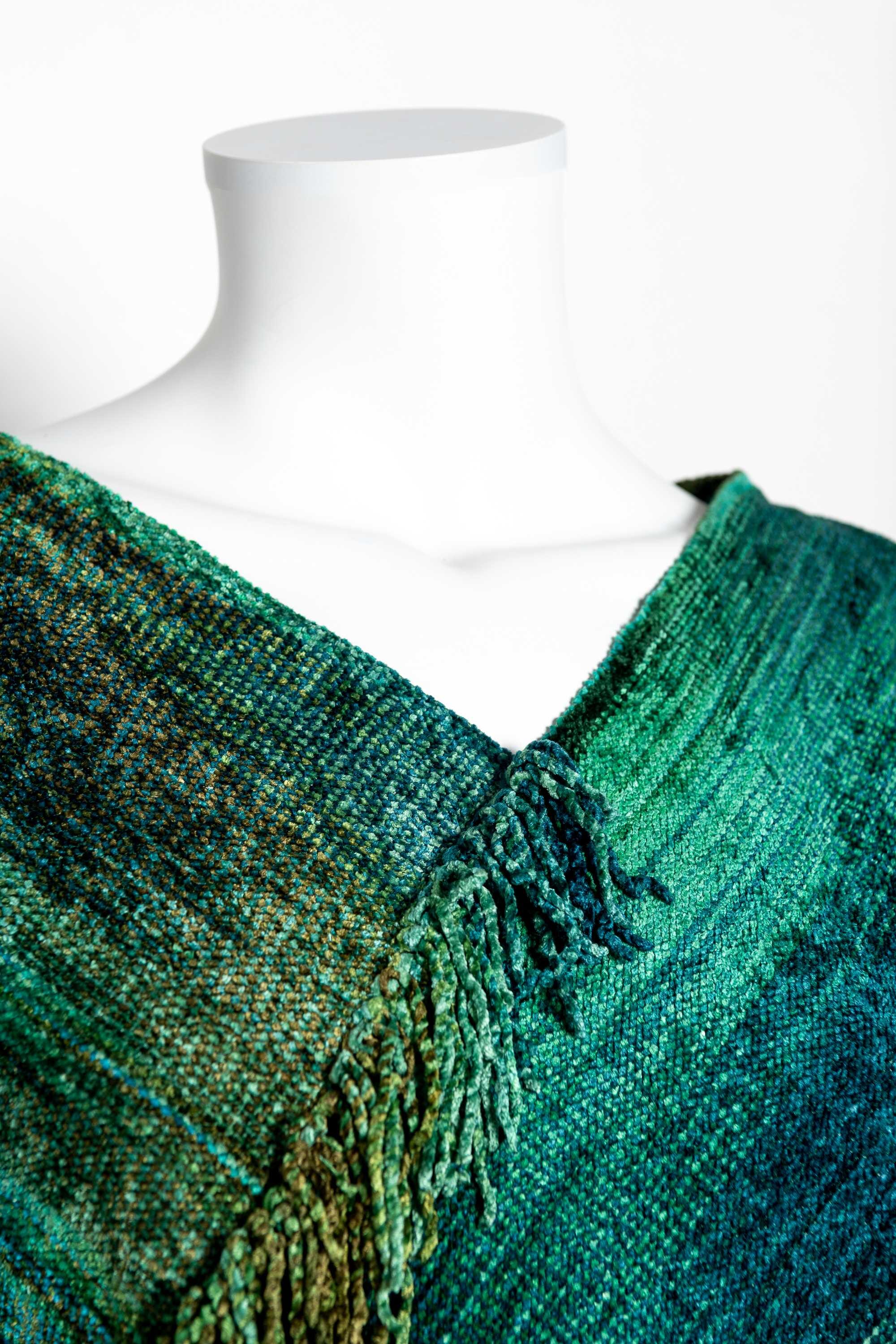 Poncho de bambú tejido en telar manual