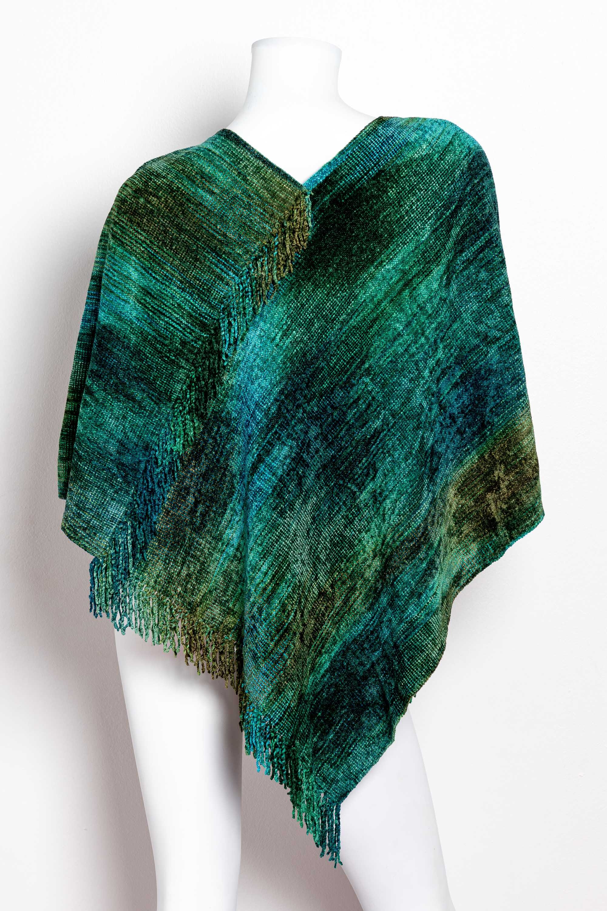 Poncho de bambú tejido en telar manual