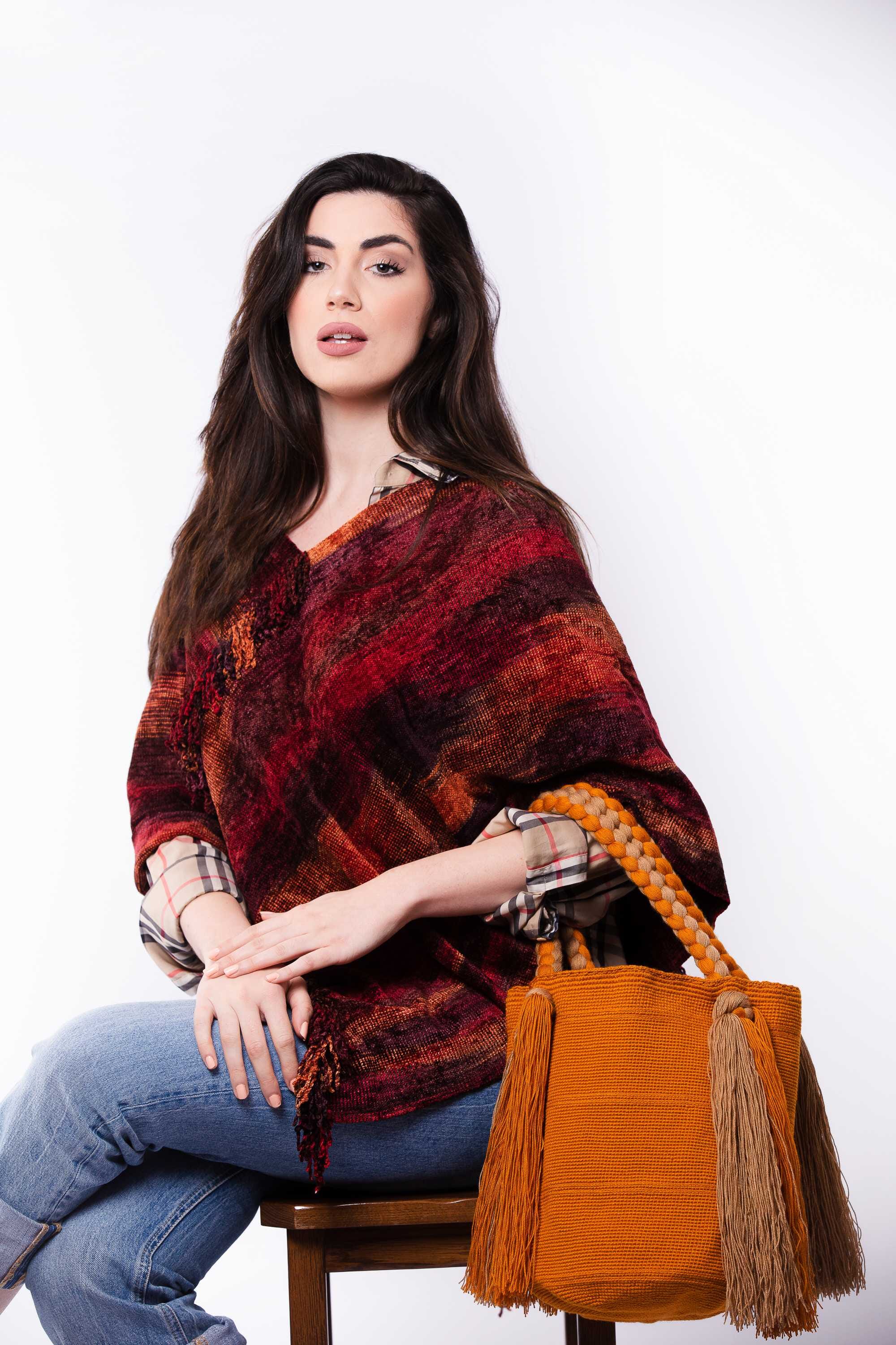 Poncho de bambú tejido en telar manual