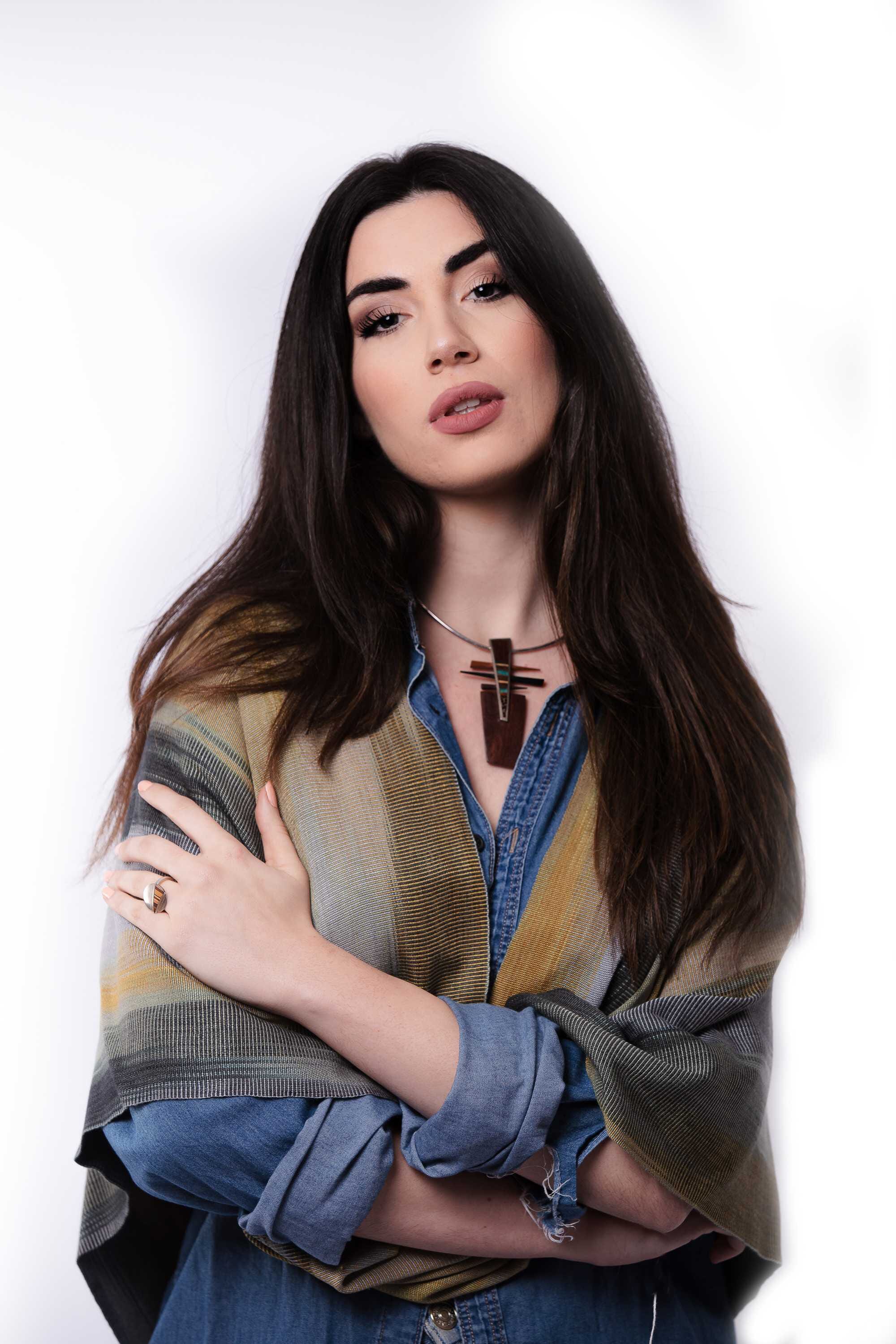 Poncho de bambú tejido en telar manual