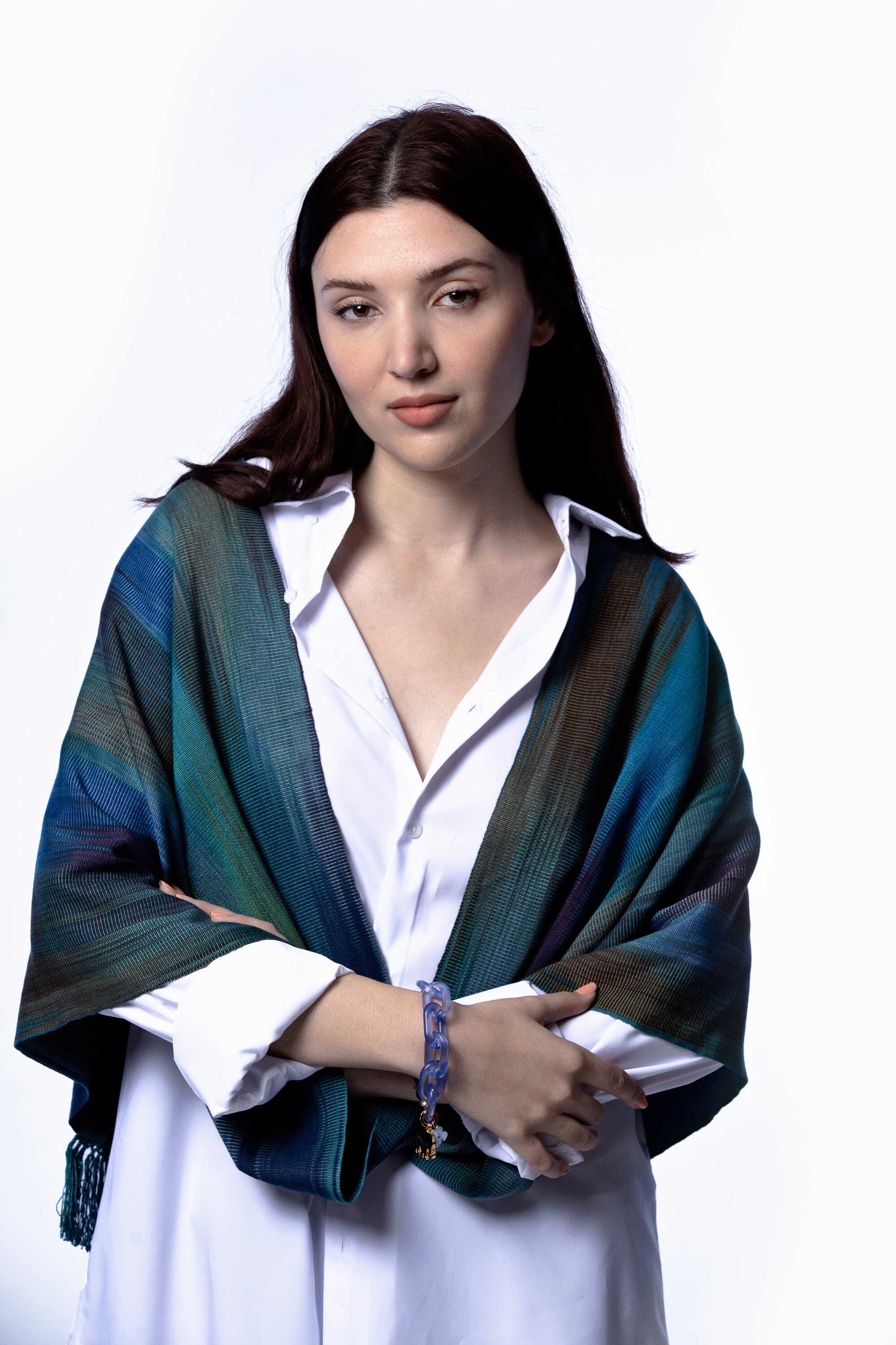 Poncho de bambú tejido en telar manual