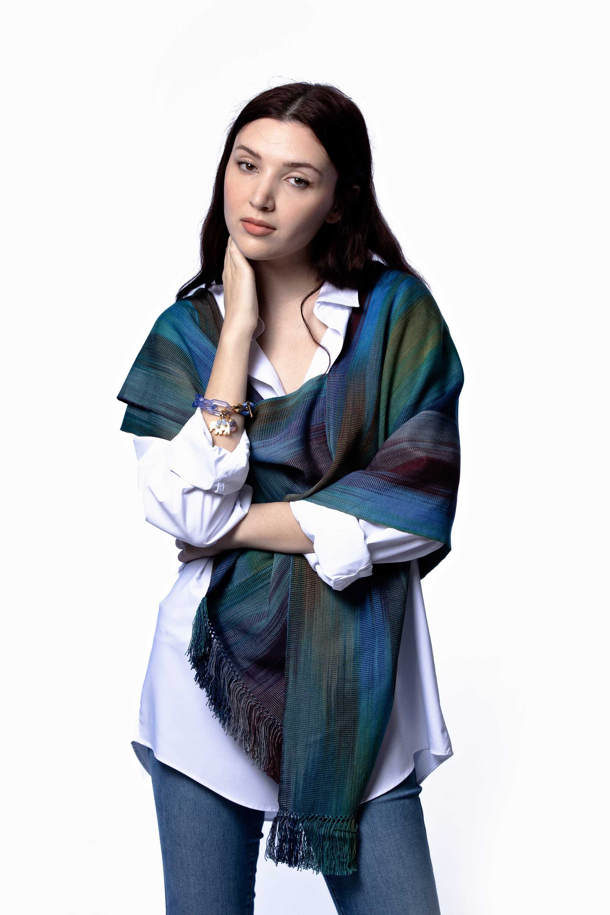 Poncho de bambú tejido en telar manual