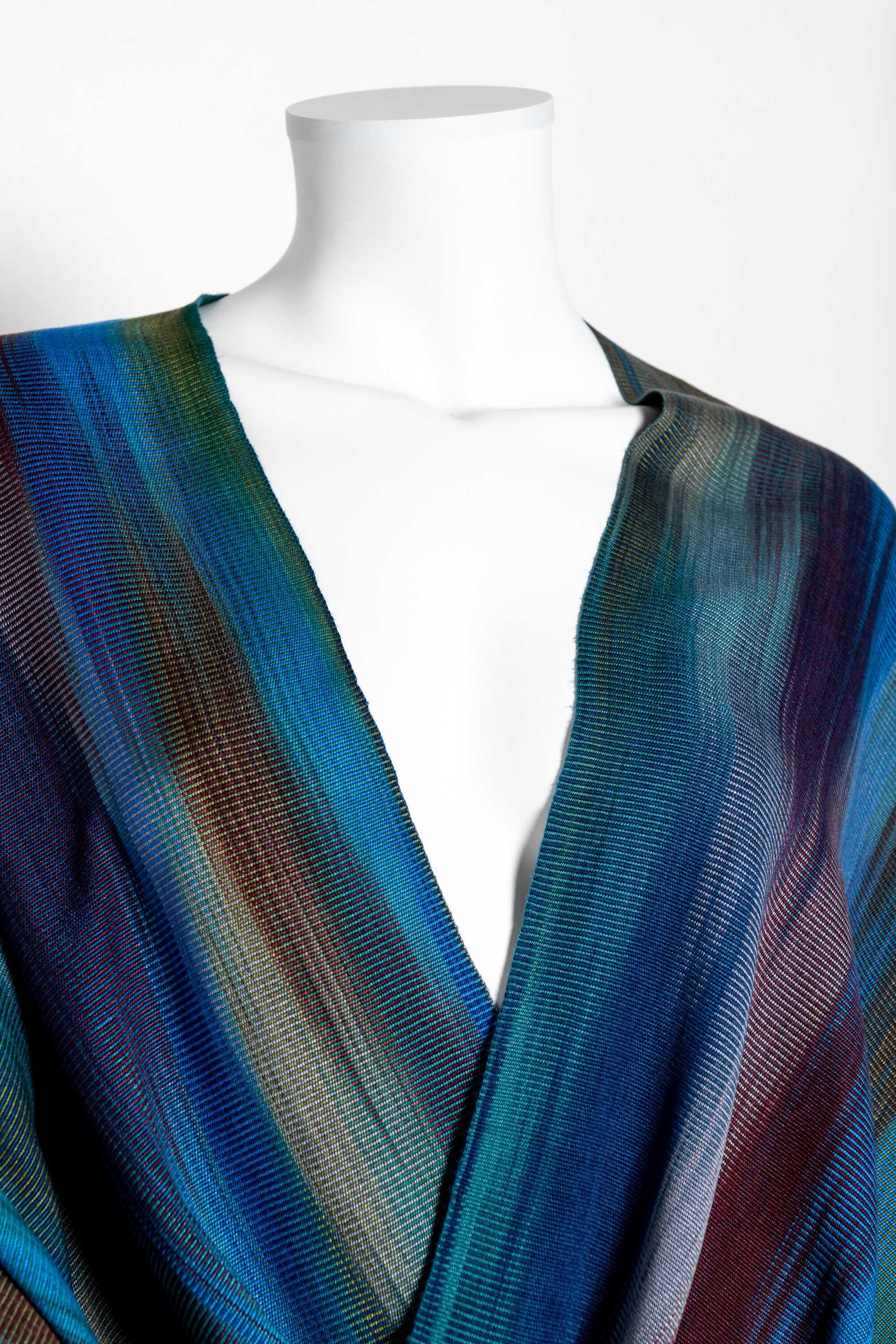 Poncho de bambú tejido en telar manual