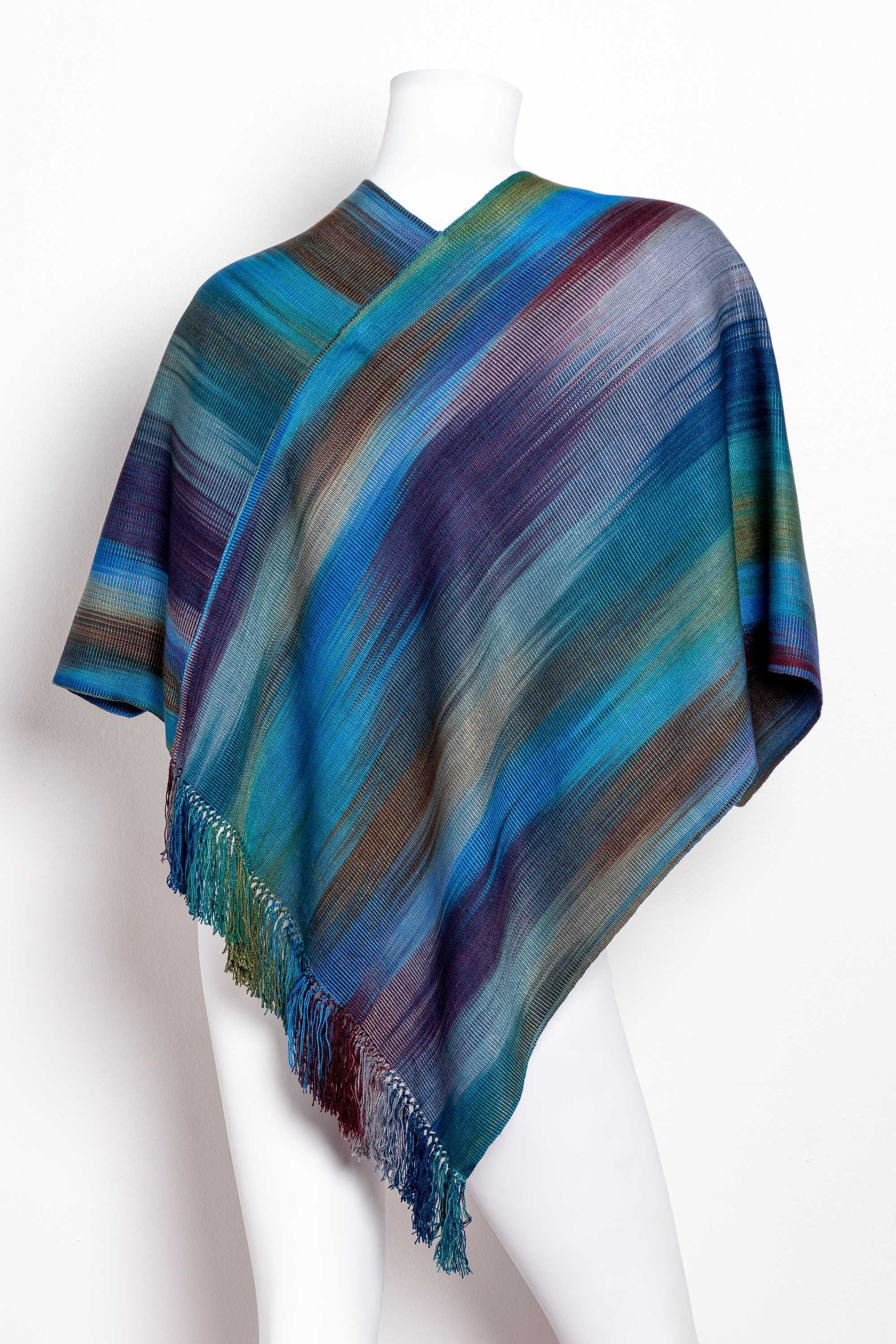 Poncho de bambú tejido en telar manual