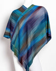 Poncho de bambú tejido en telar manual