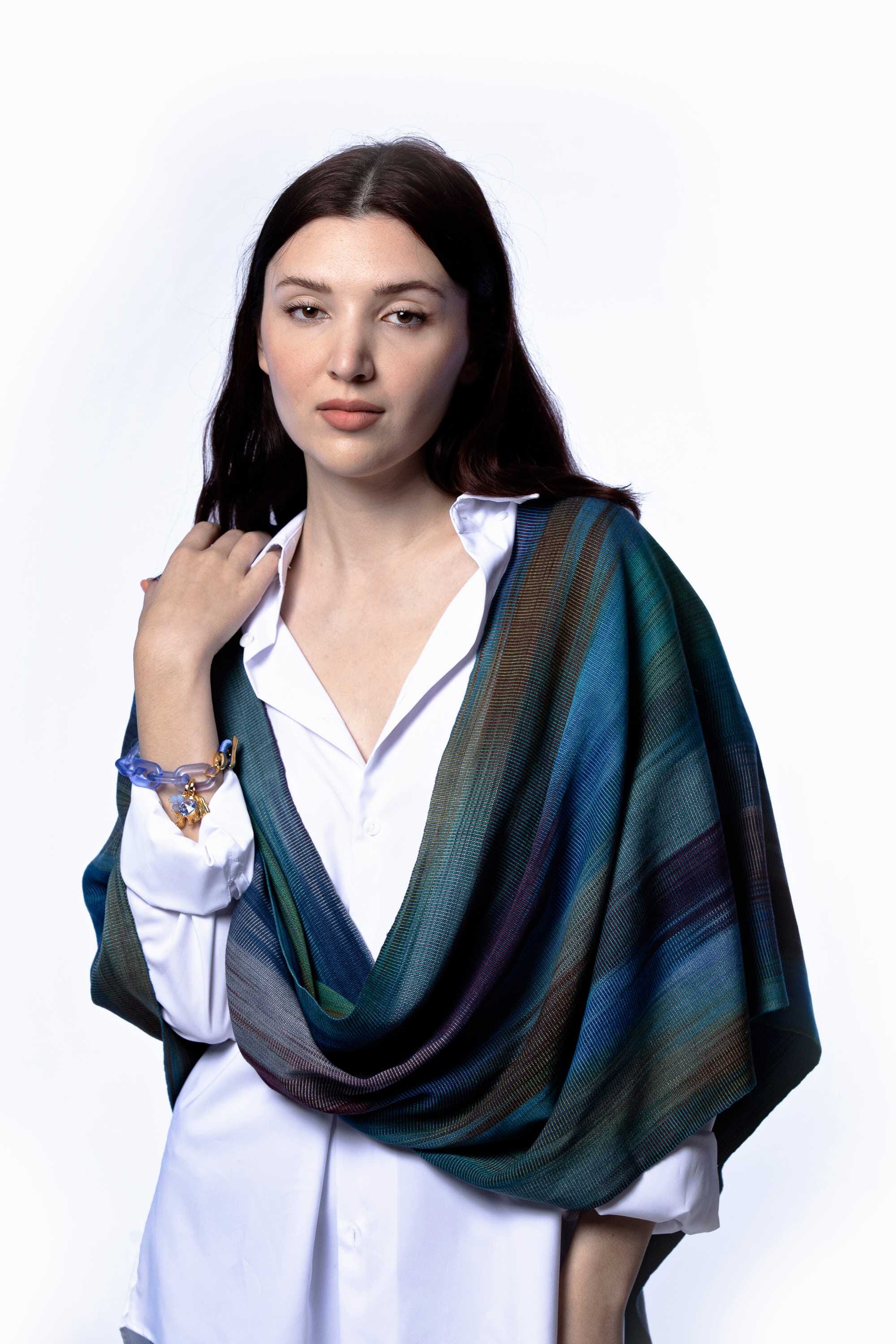 Poncho de bambú tejido en telar manual