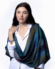 Poncho de bambú tejido en telar manual