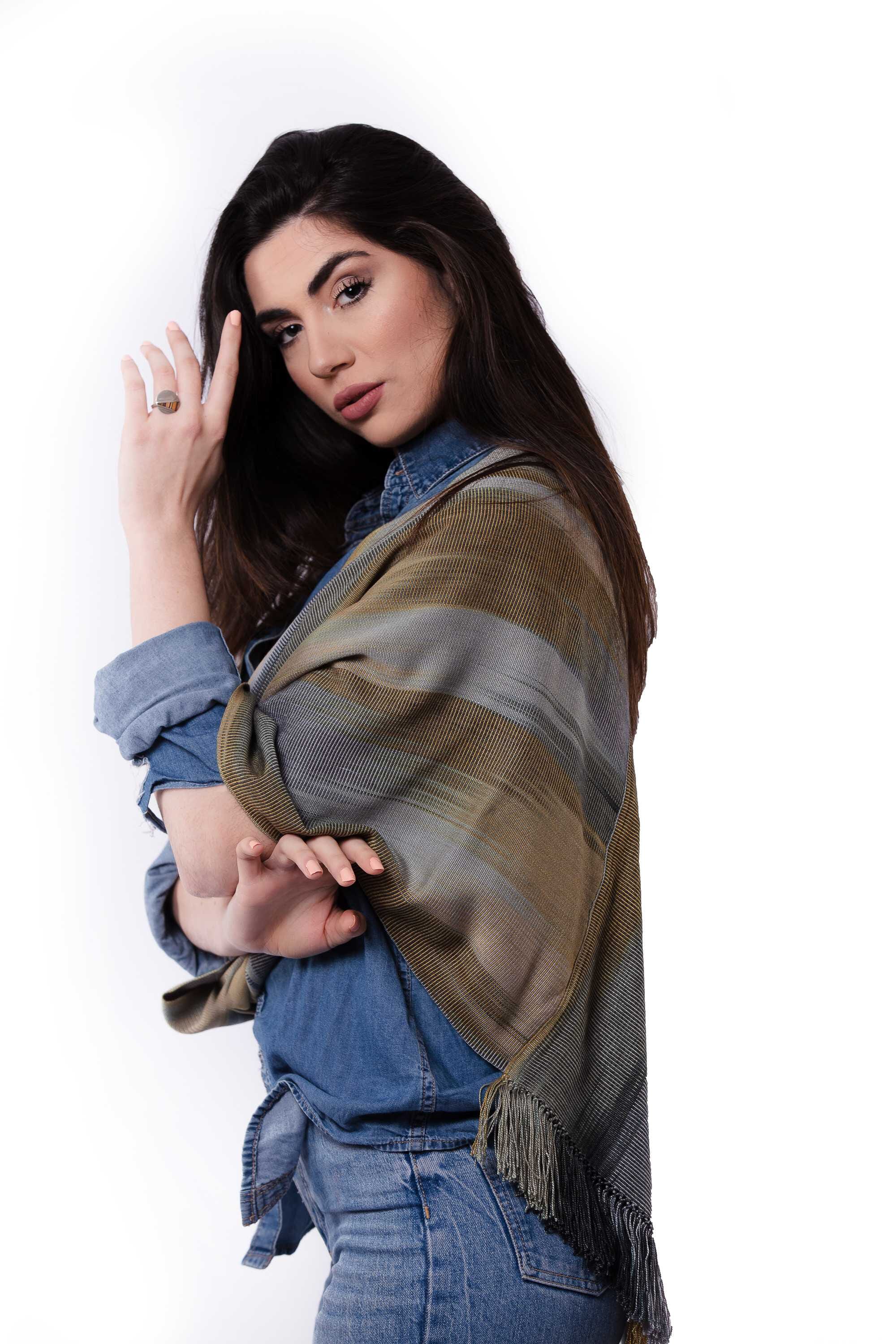 Poncho de bambú tejido en telar manual