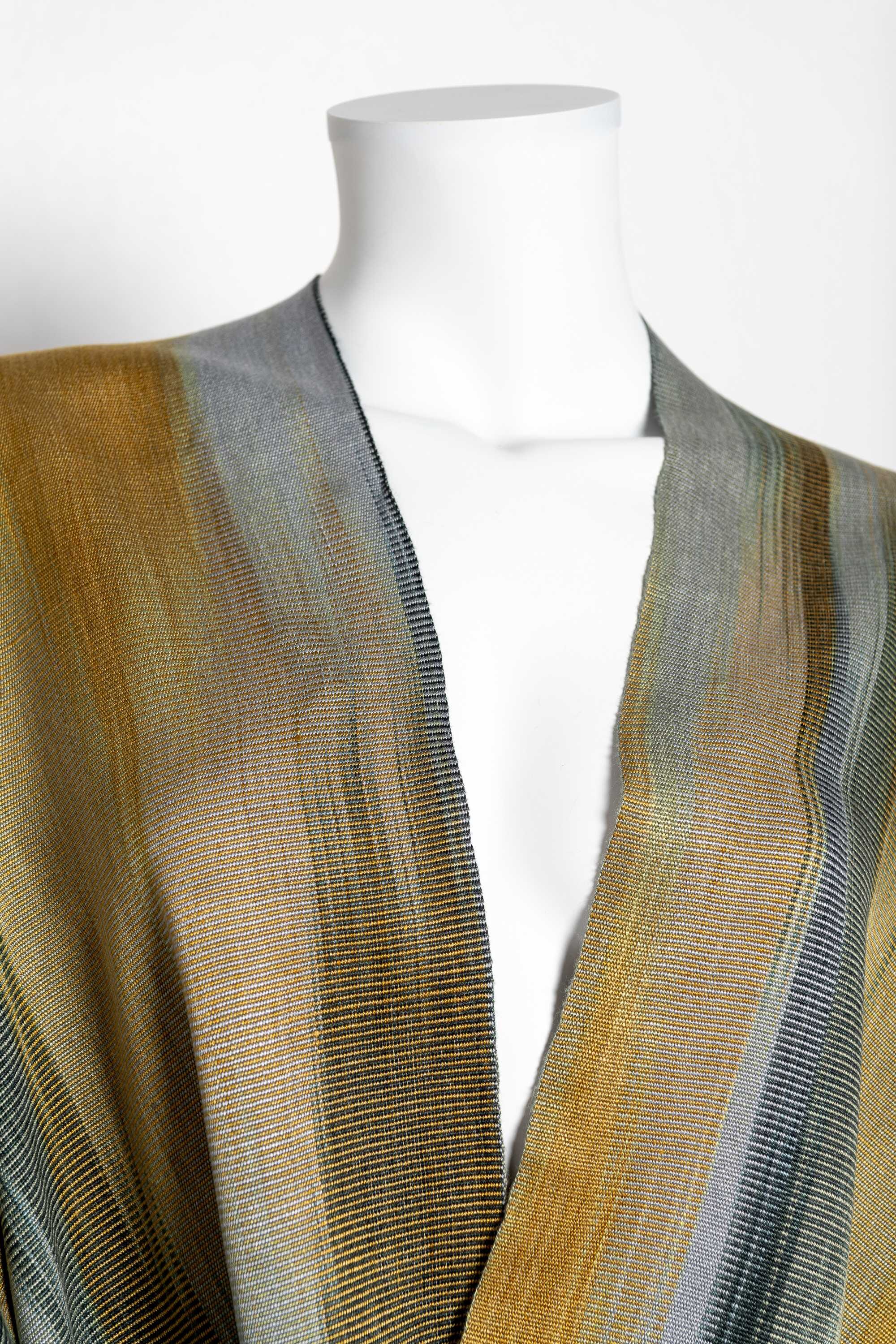 Poncho de bambú tejido en telar manual