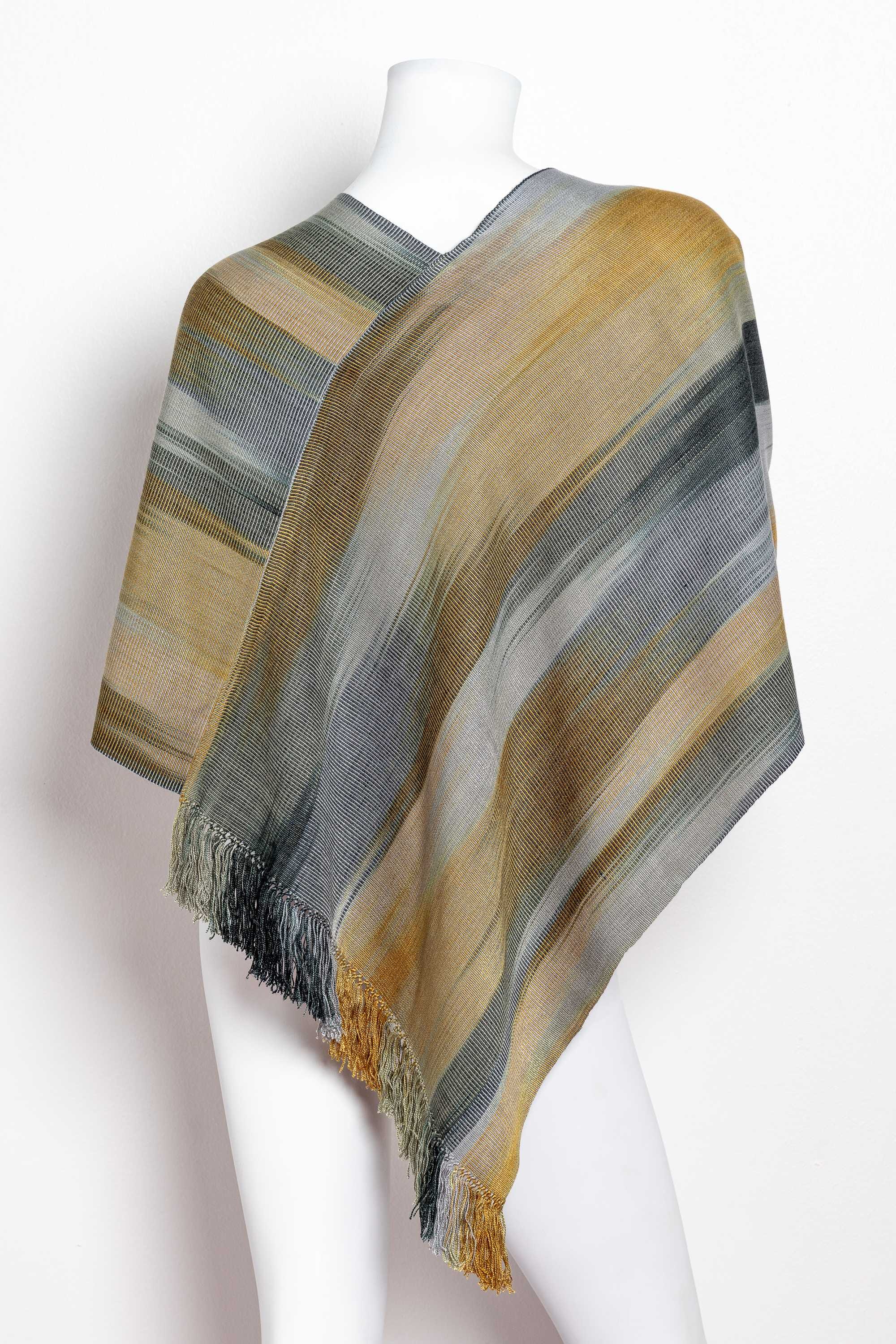 Poncho de bambú tejido en telar manual