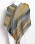 Poncho de bambú tejido en telar manual