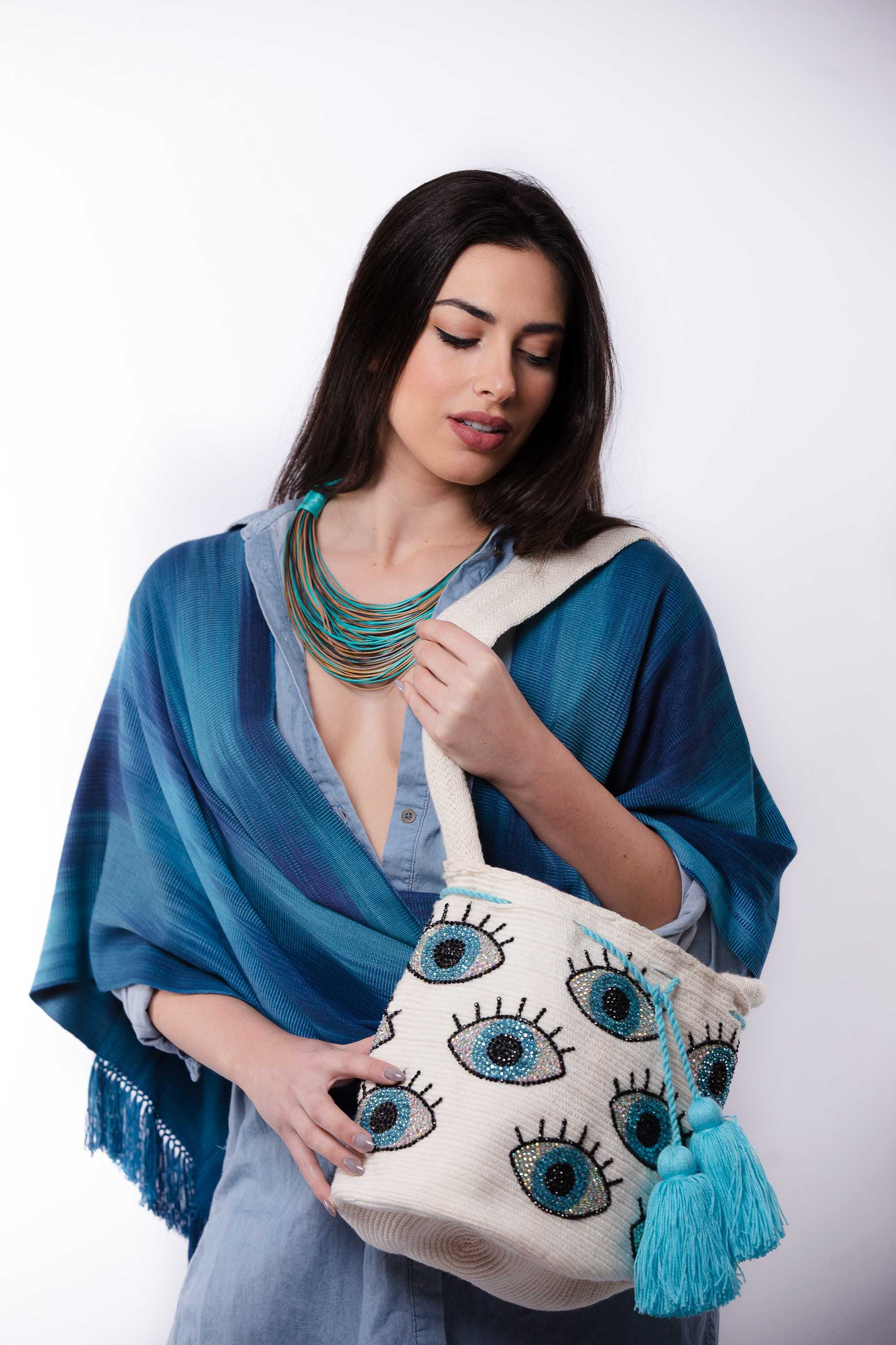 Poncho de bambú tejido en telar manual