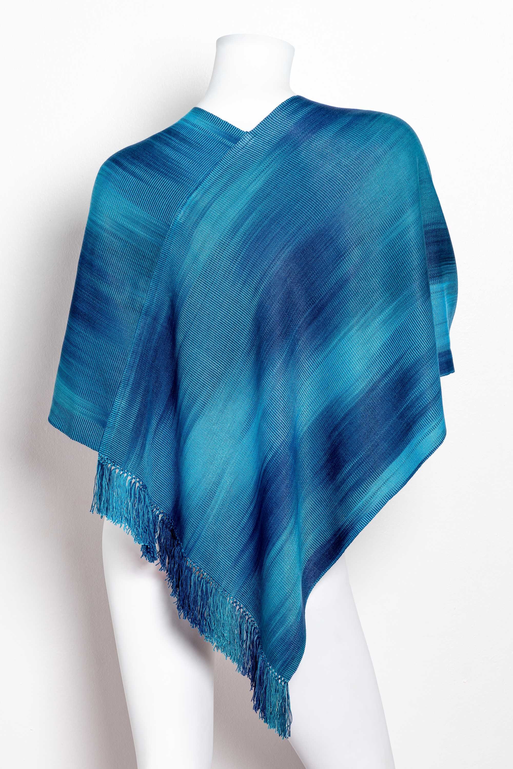 Poncho de bambú tejido en telar manual