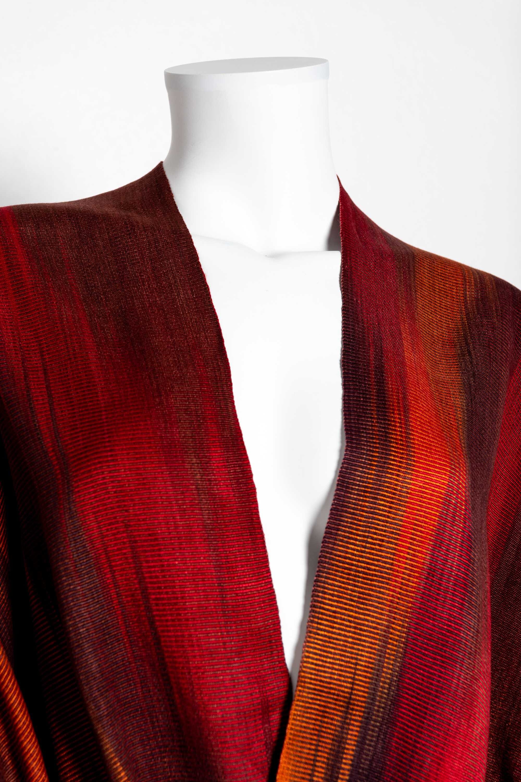 Poncho de bambú tejido en telar manual