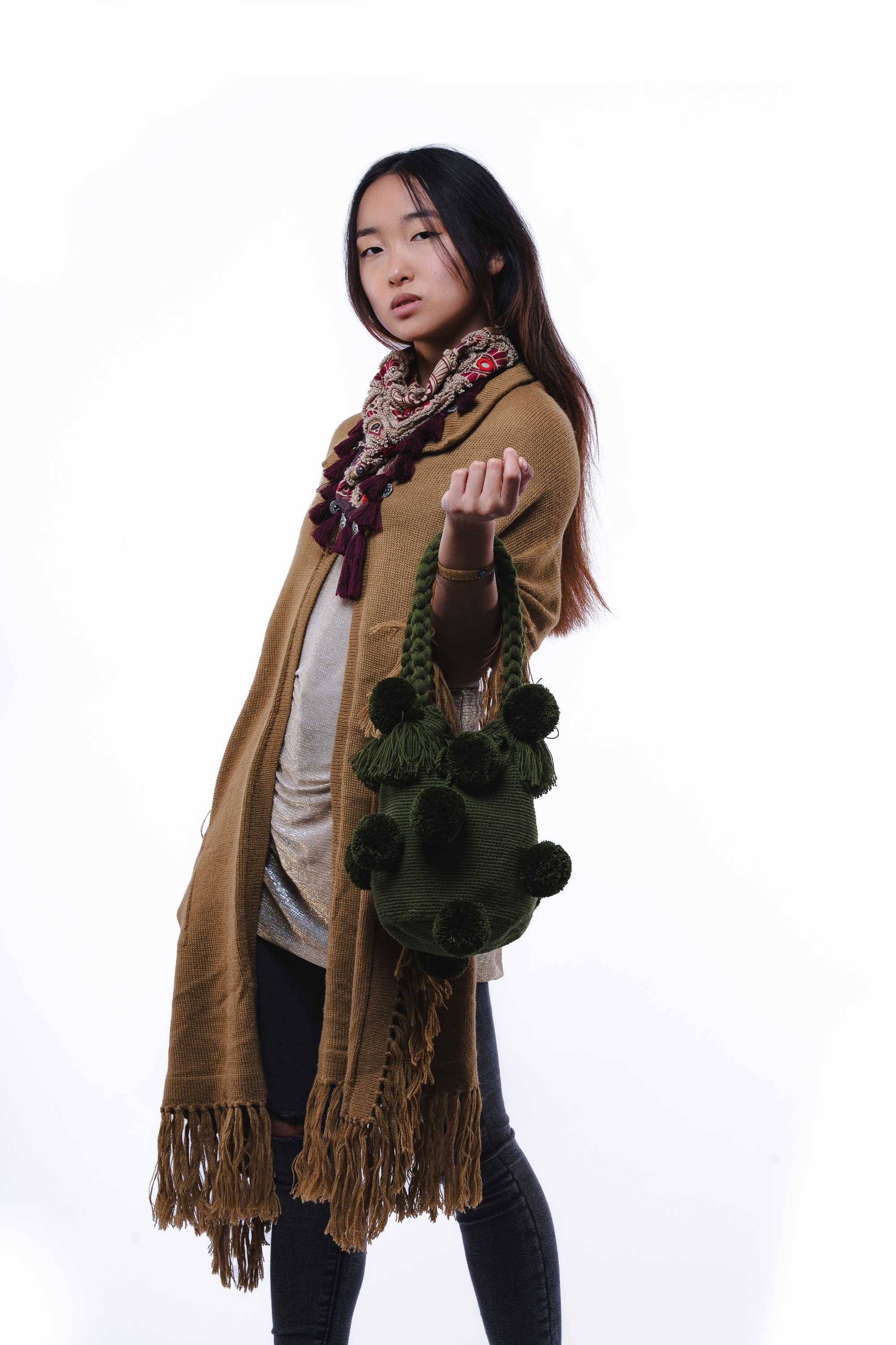 Bolso de hombro con pompones