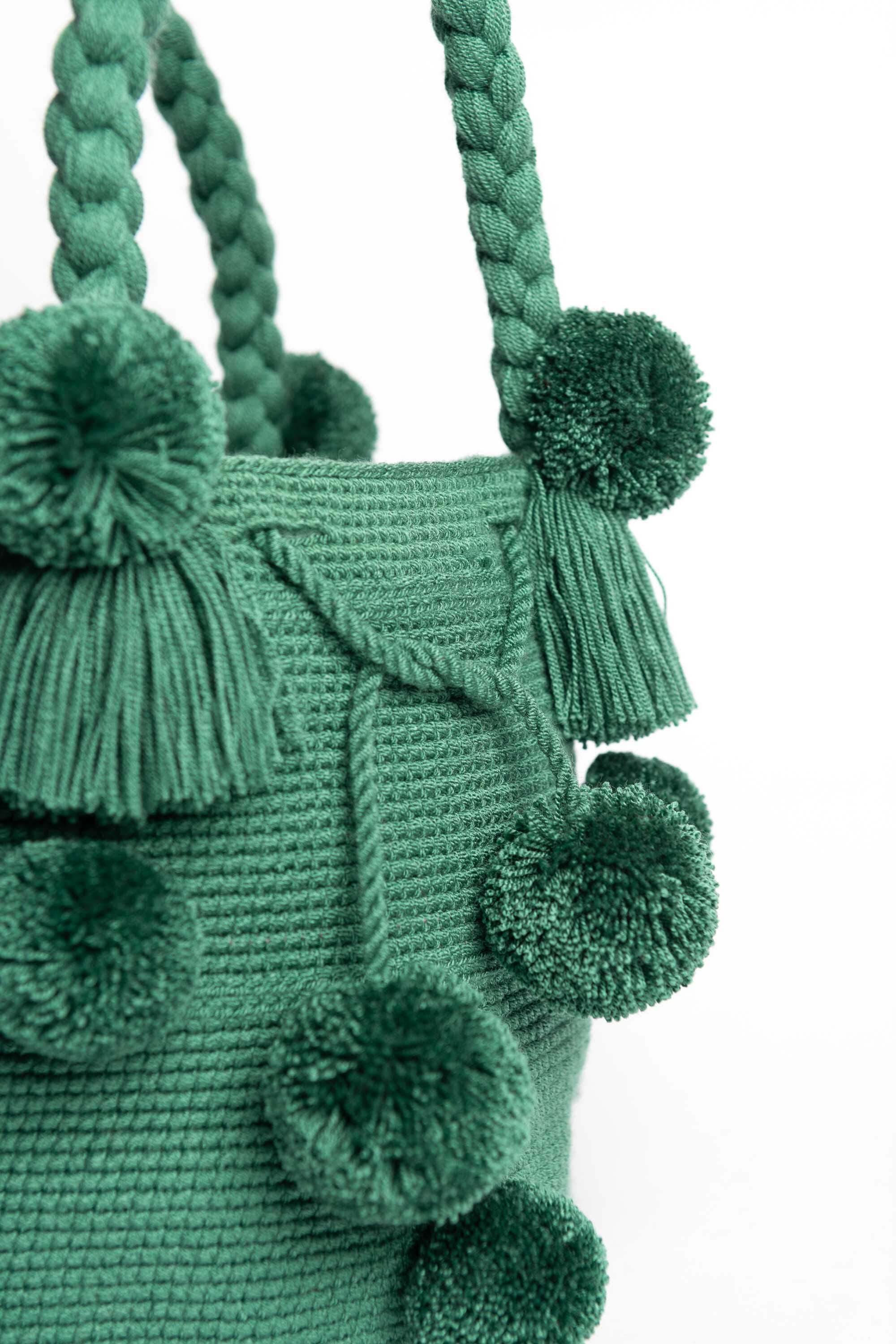 Bolso de hombro con pompones