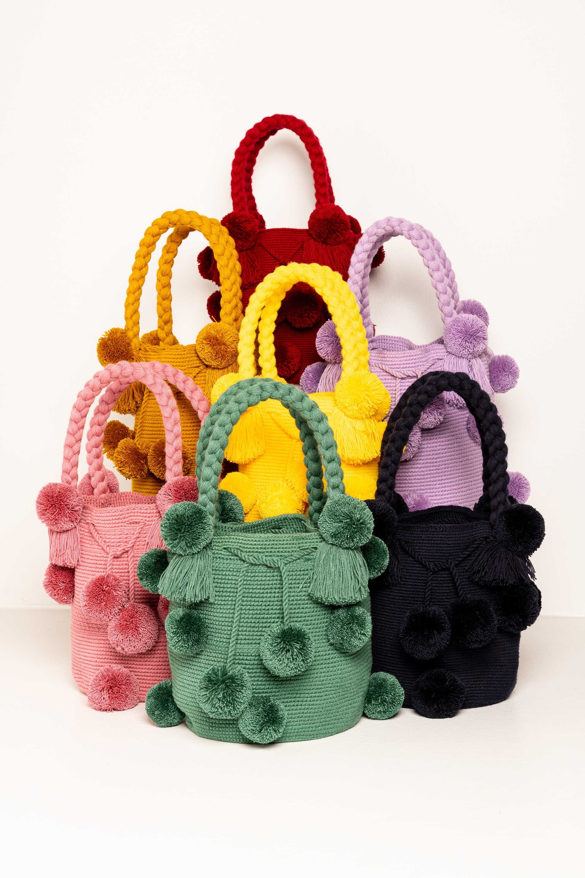 Bolso de hombro con pompones