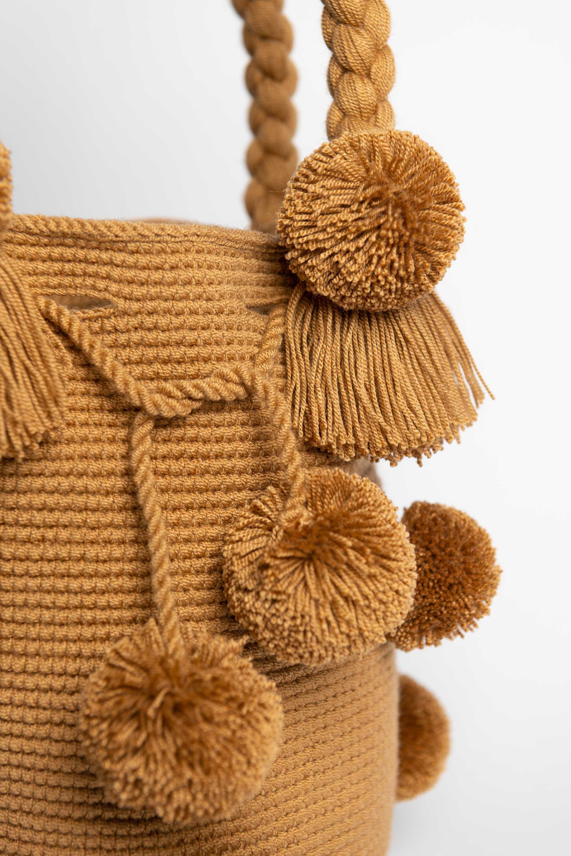 Bolso de hombro con pompones