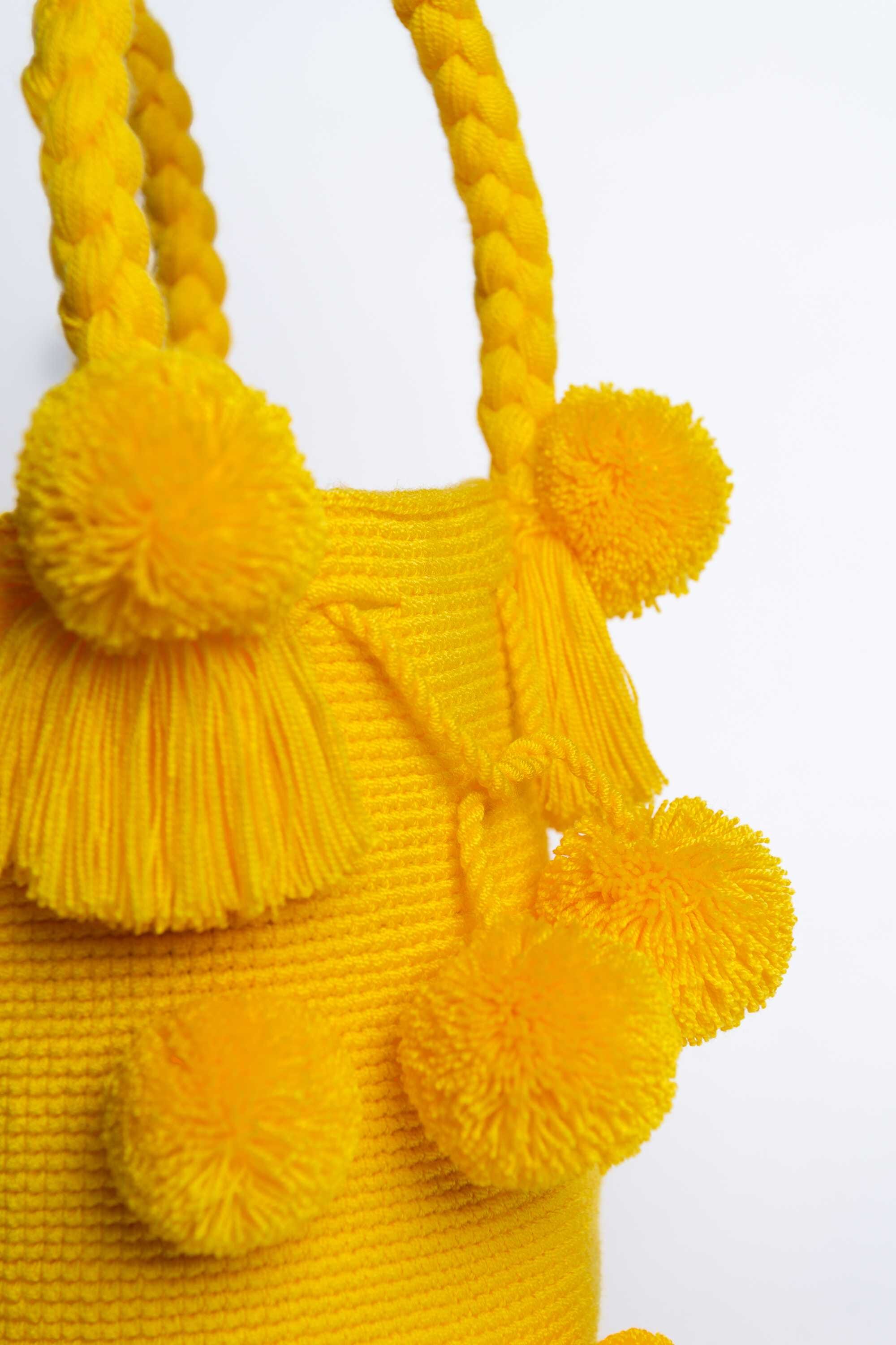 Bolso de hombro con pompones