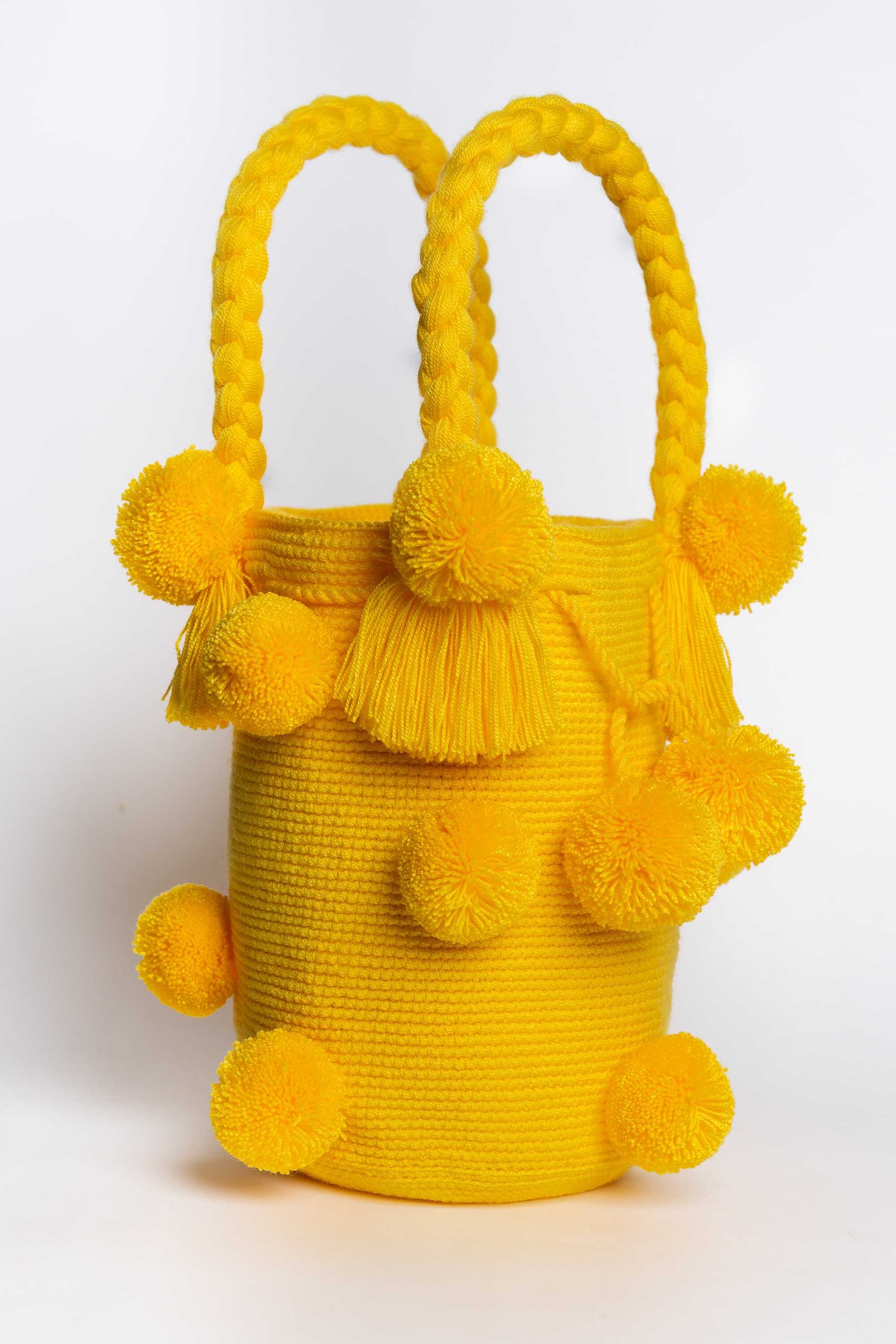 Bolso de hombro con pompones