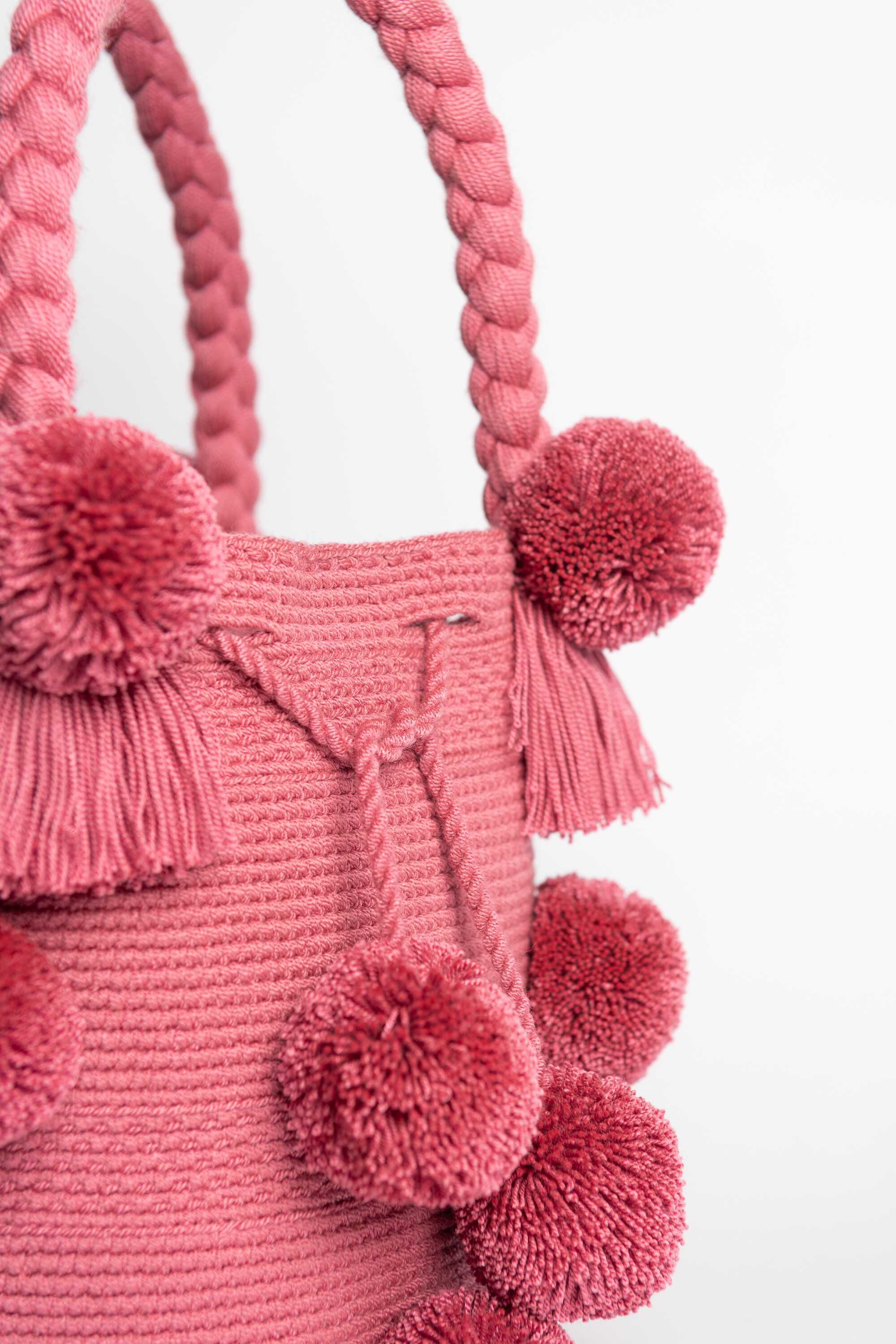 Bolso de hombro con pompones
