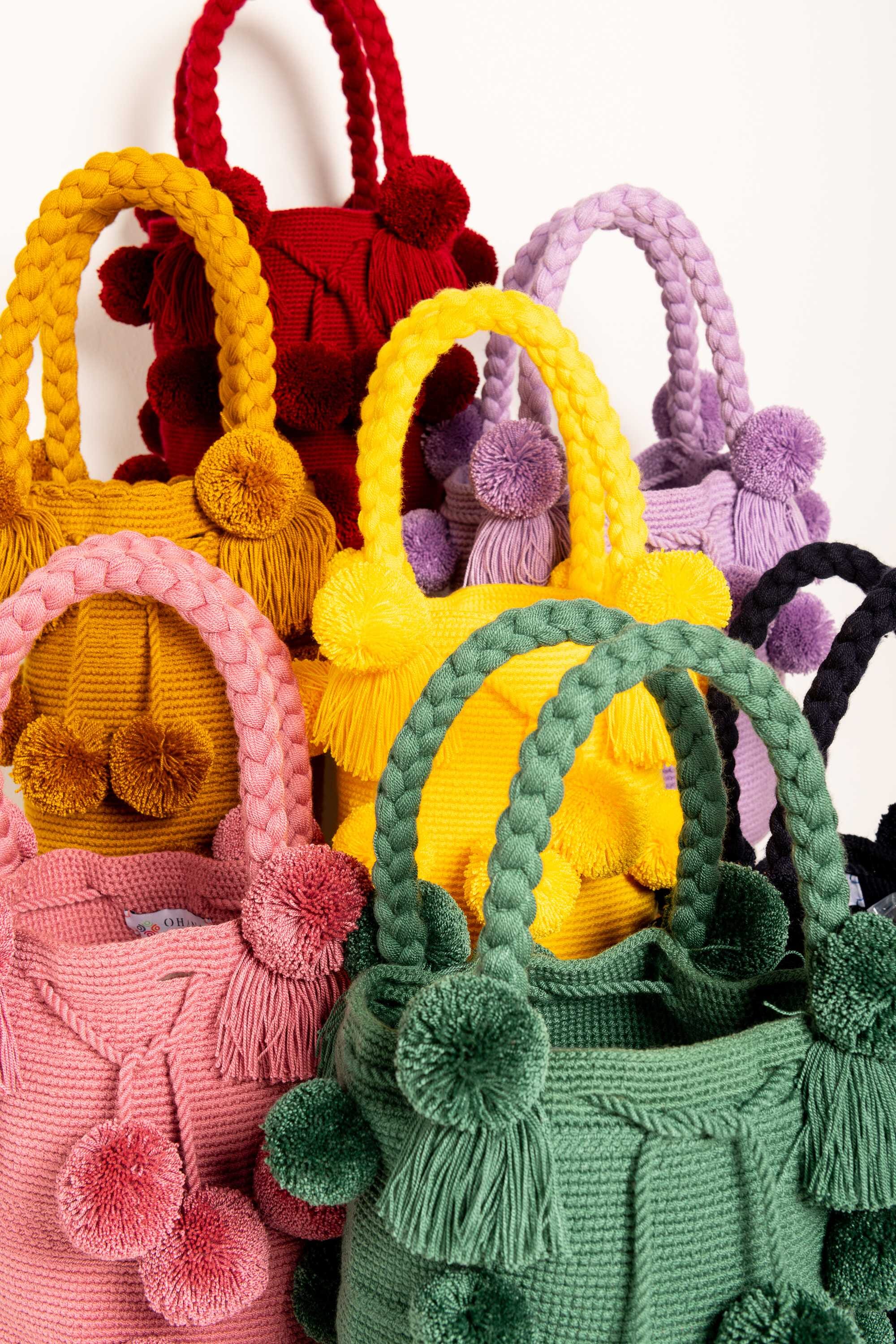 Bolso de hombro con pompones