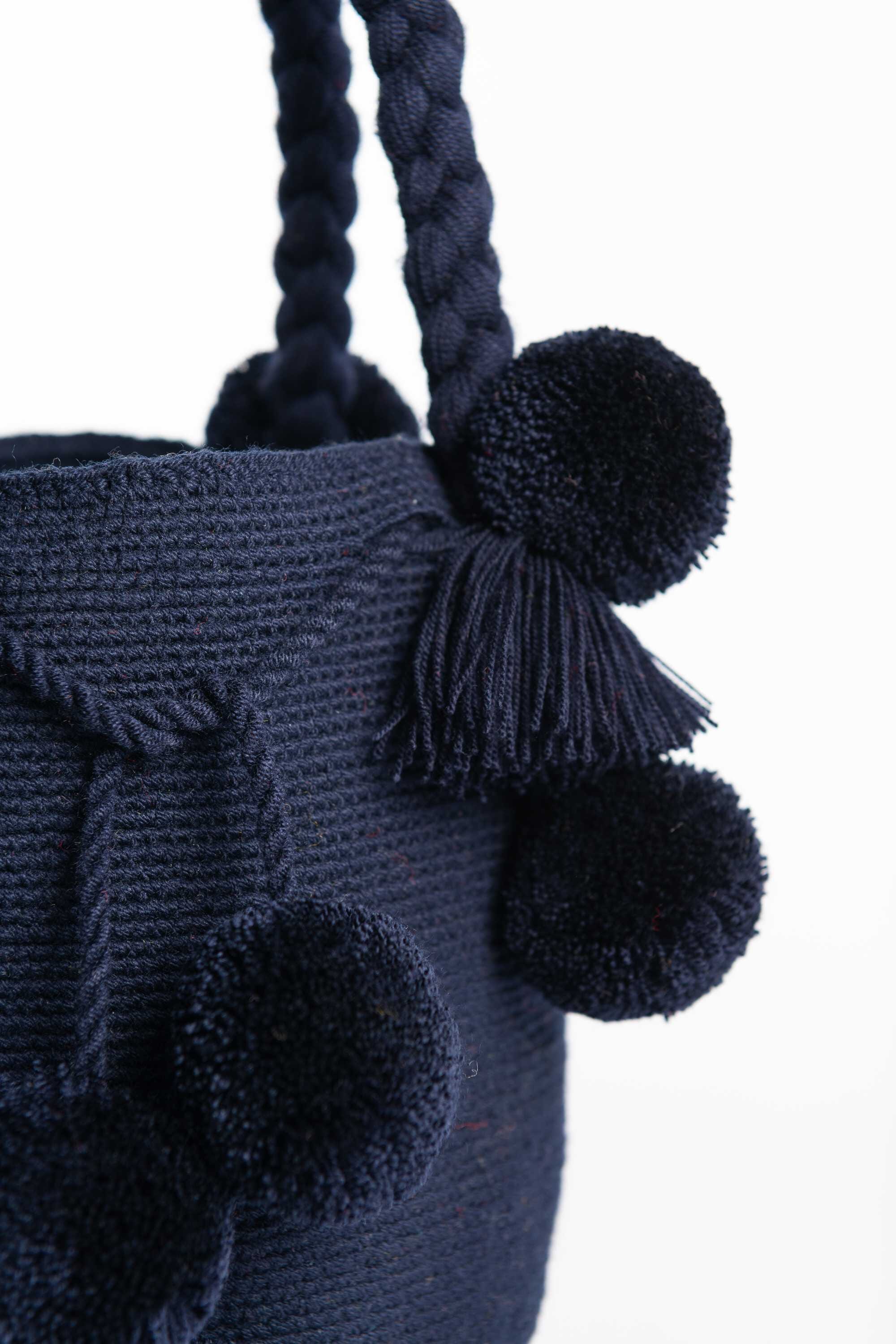 Bolso de hombro con pompones