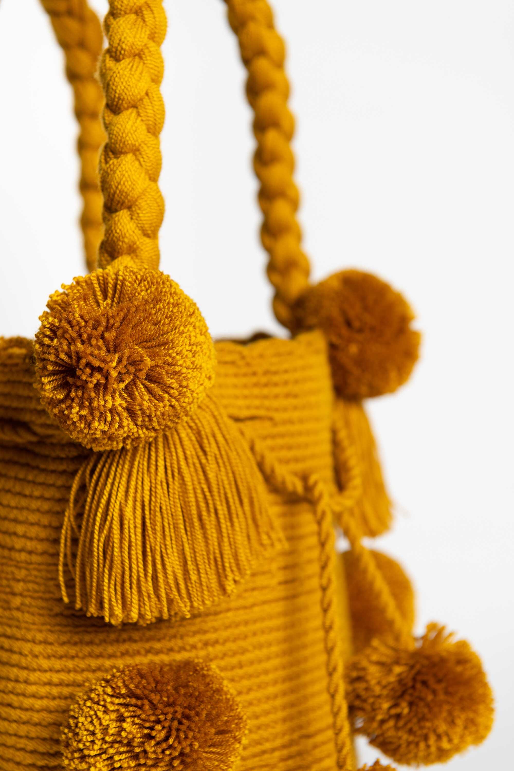 Bolso de hombro con pompones