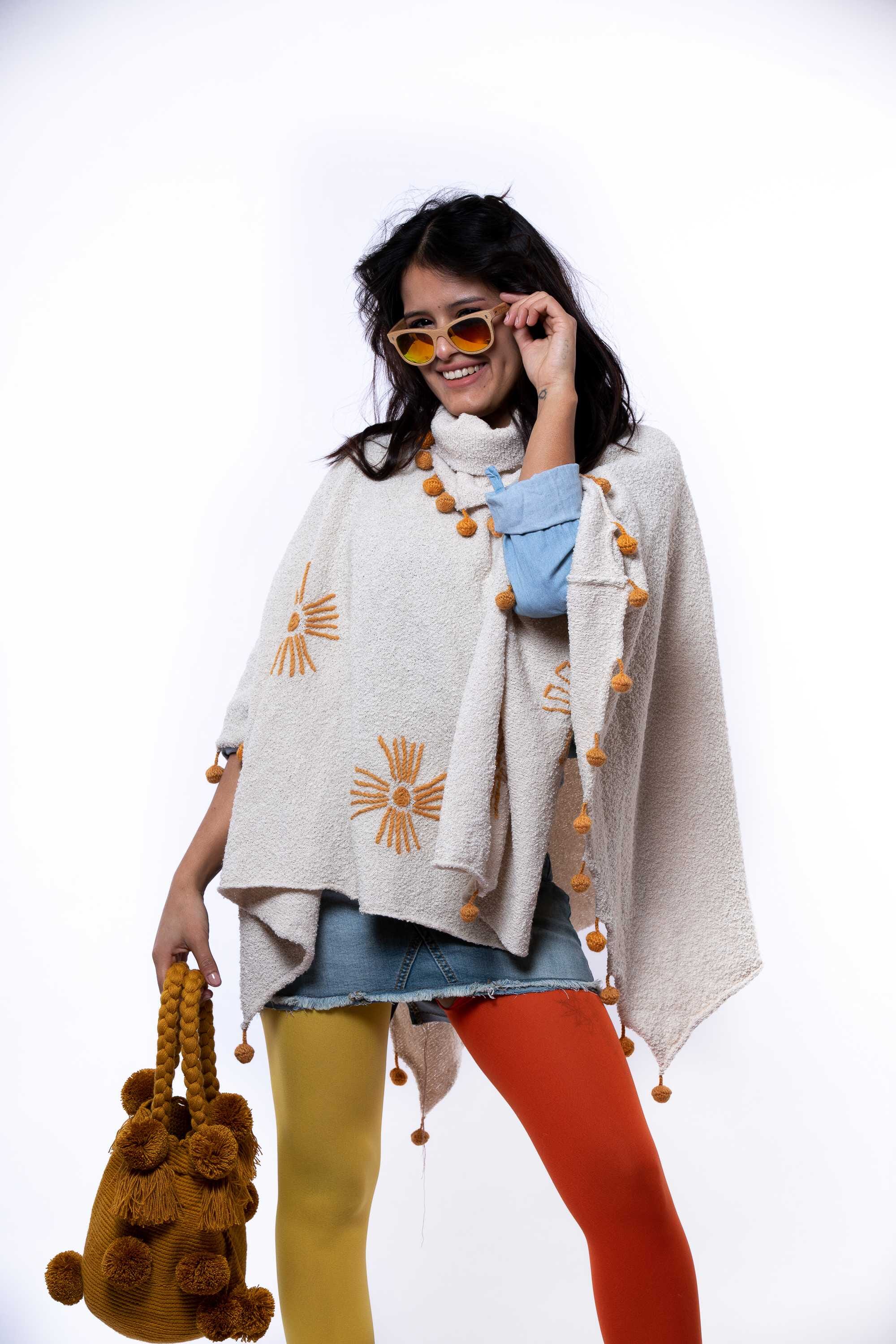 Bolso de hombro con pompones