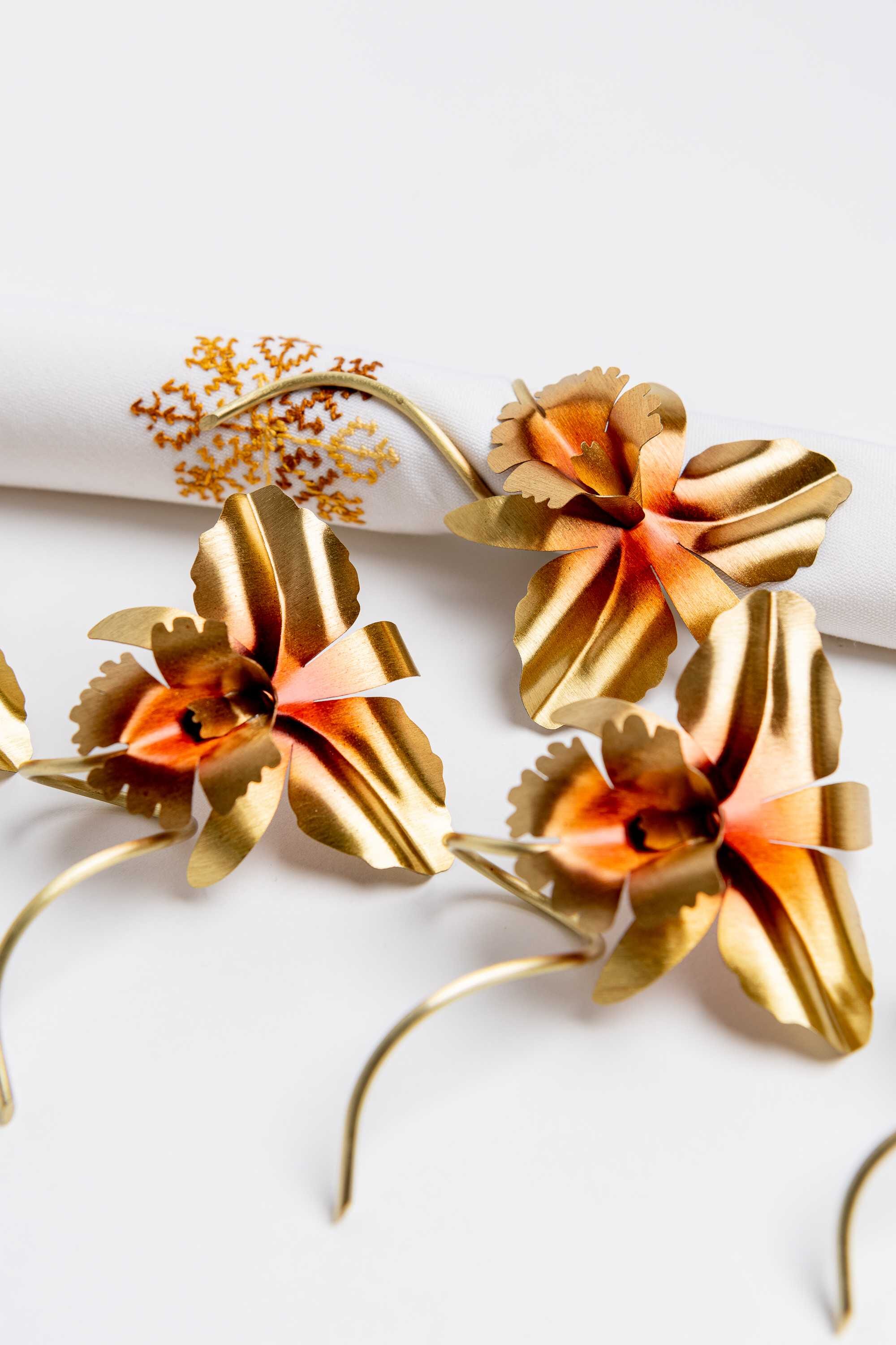 Juego de seis servilleteros en bronce