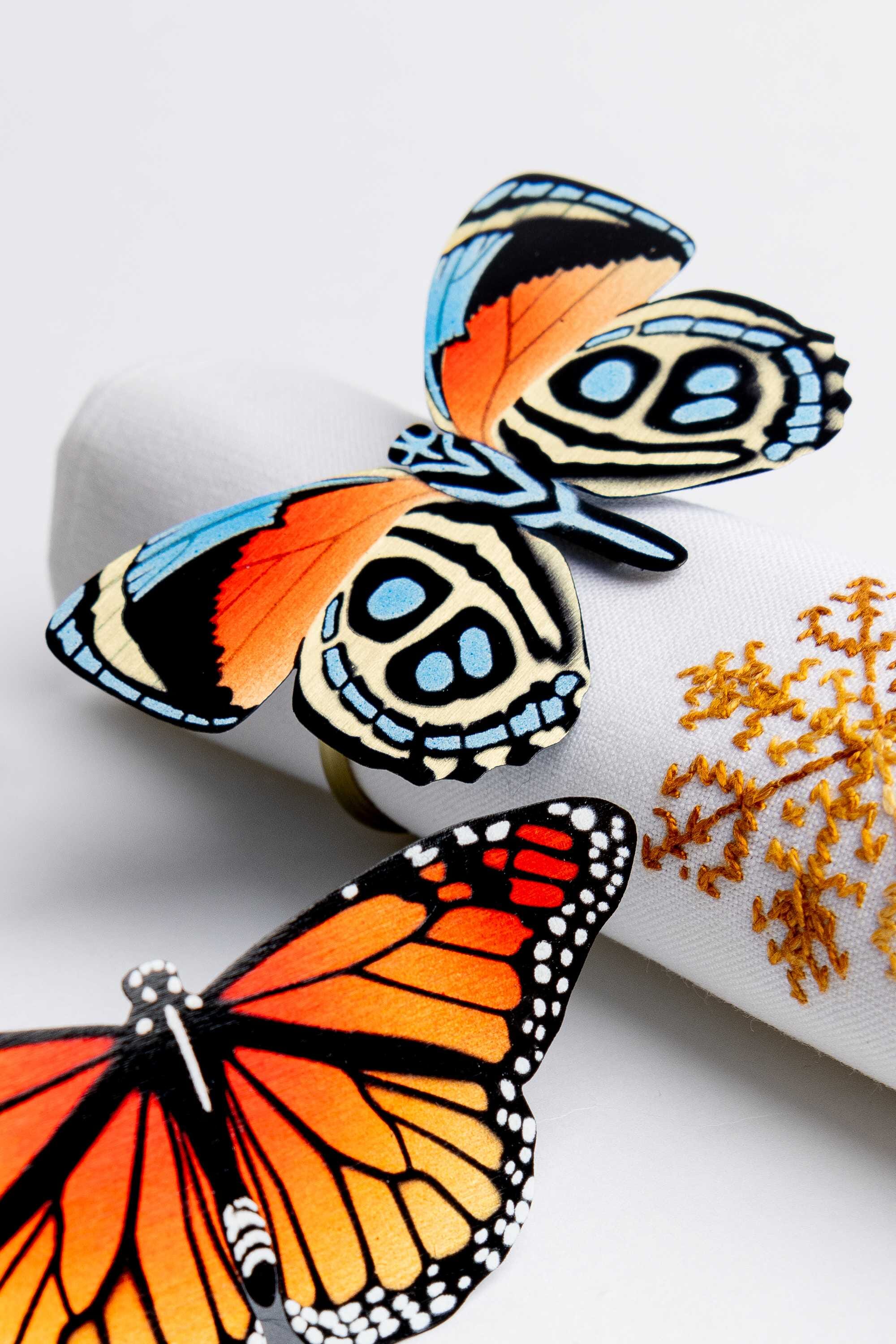 Juego de cuatro servilleteros en bronce